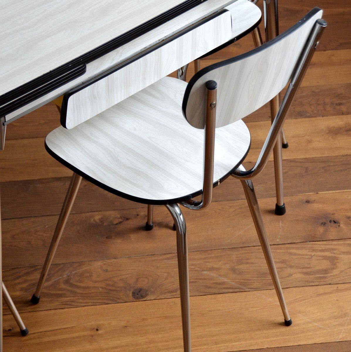 Table with extensions and chairs in formica 1950s