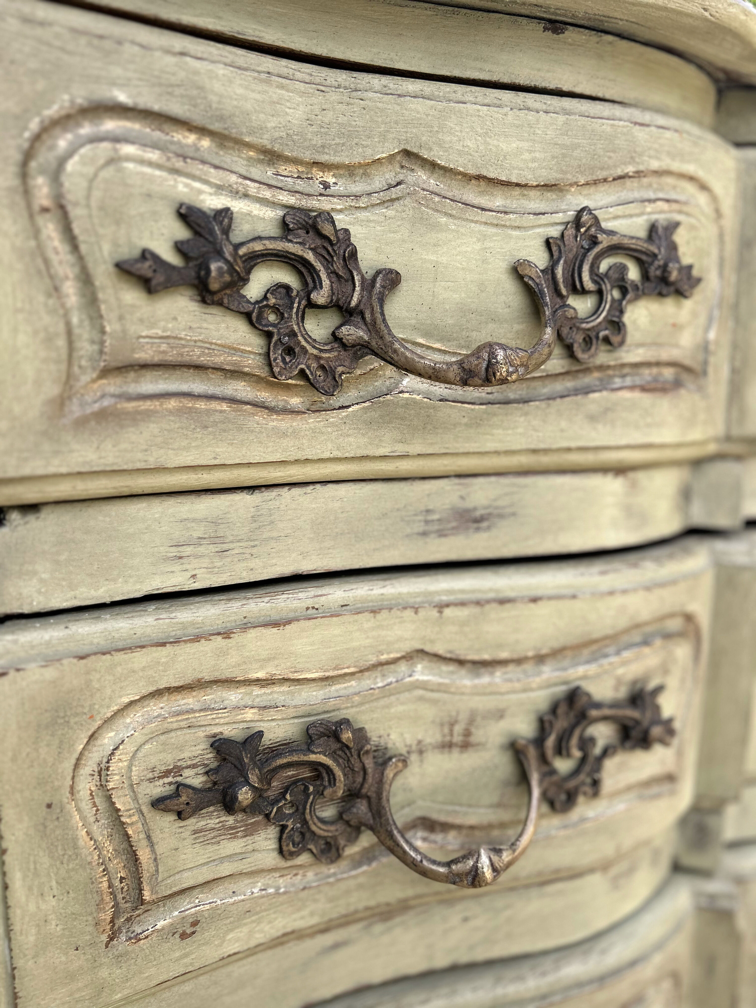 Commode galbée ancienne patinée vert pistache