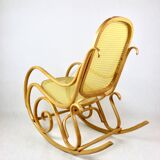 Chaise à bascule vintage en bois naturel attribuée à Michael Thonet