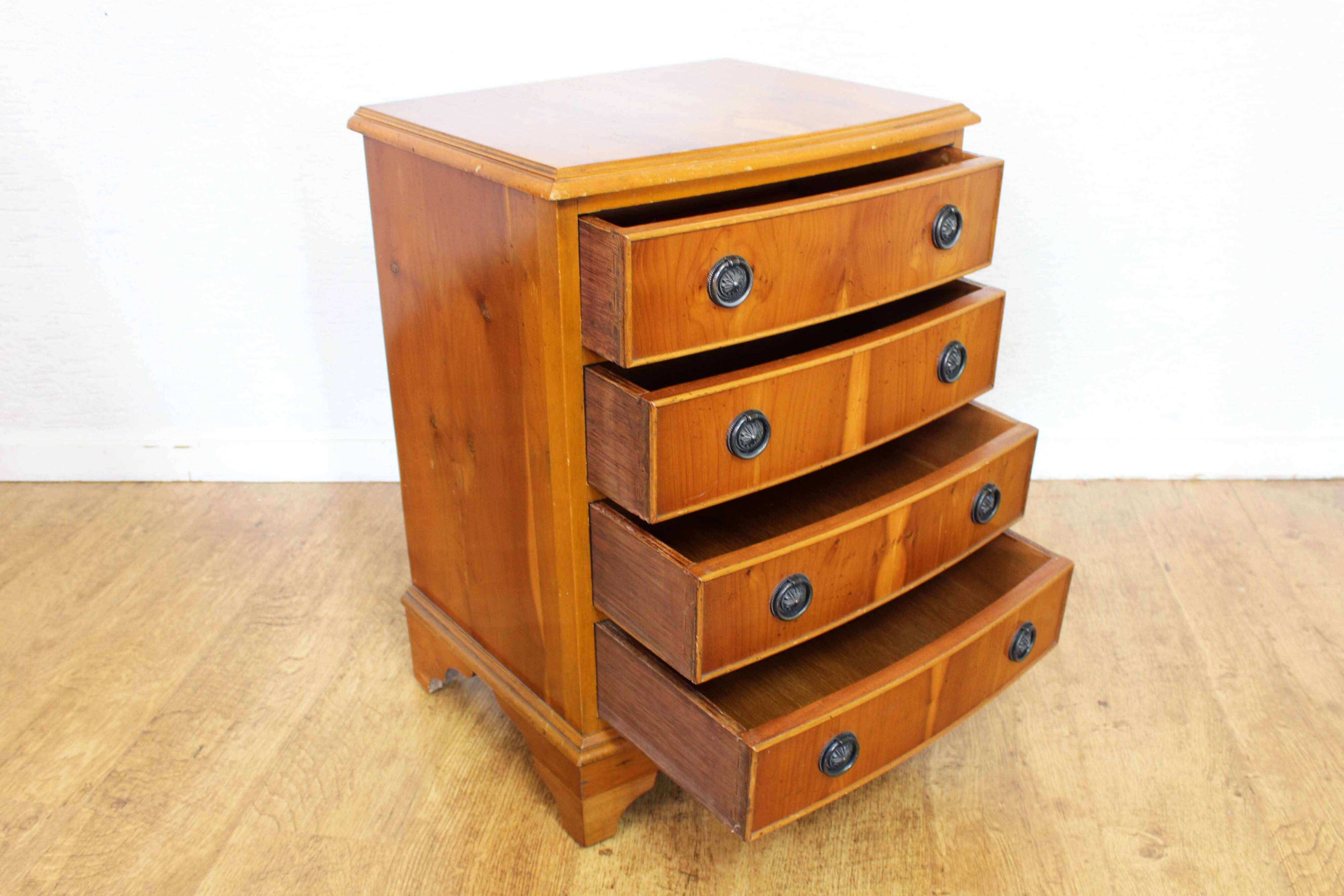 Small vintage chest of drawers