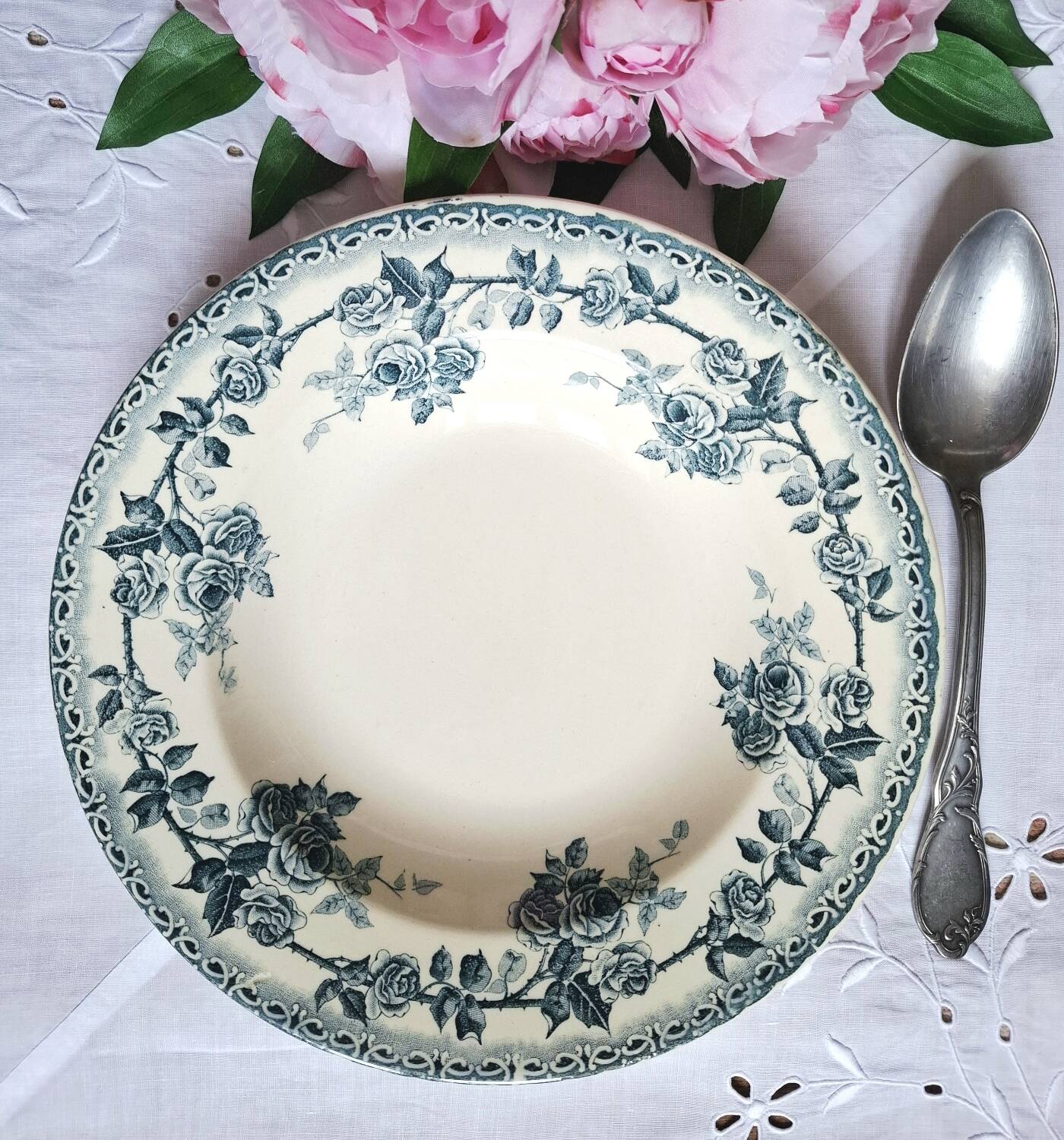Antique deep plates in ironstone with a soup tureen.