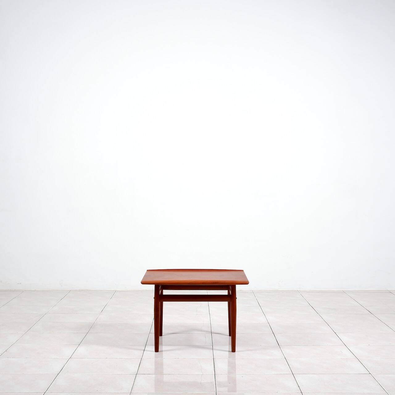 „Surfboard“ teak coffee table by Grete Jalk for Glostrup