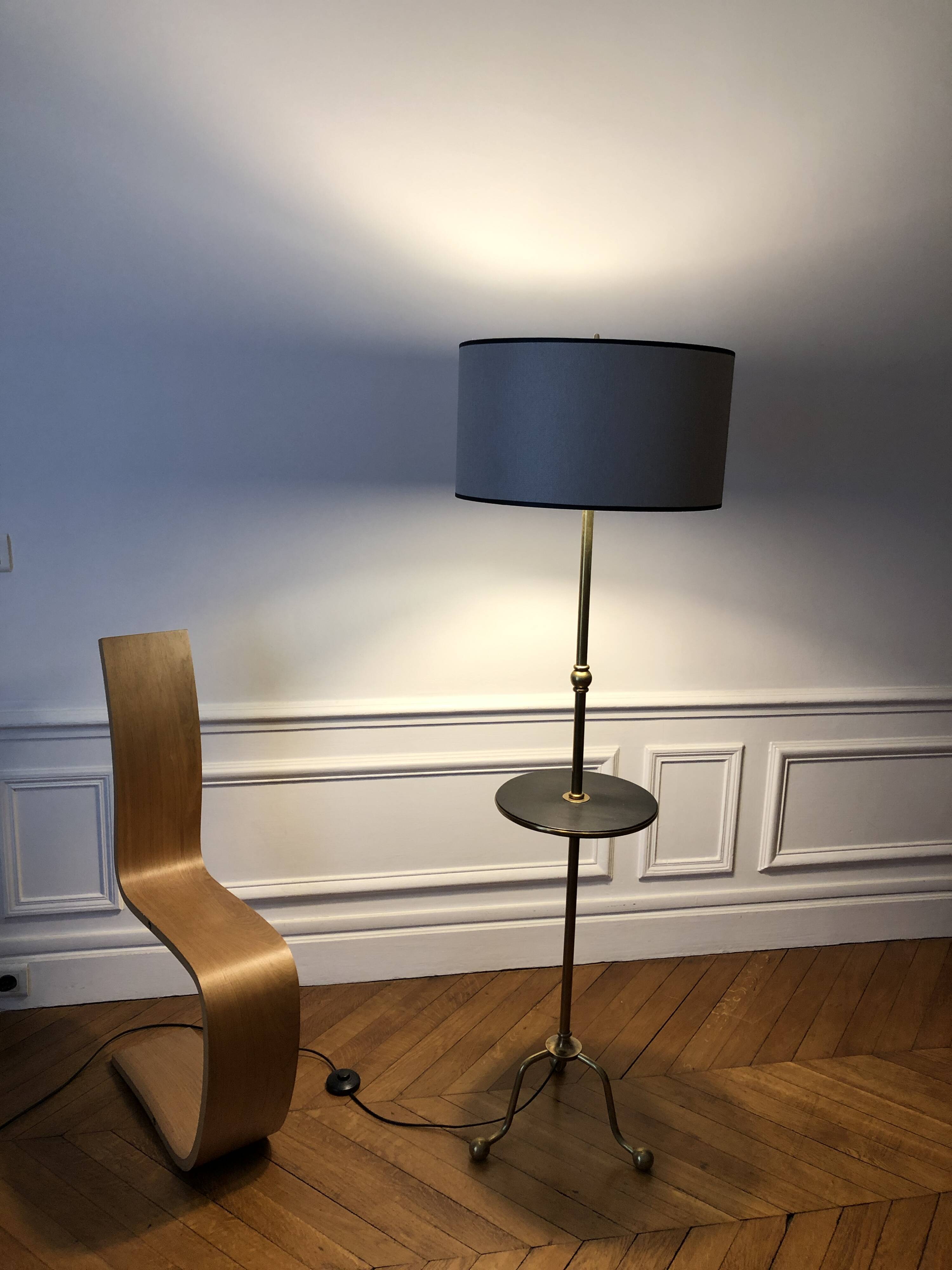 Tripod floor lamp with adjustable height and shelf from the 1960s.