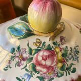 Légumier en faïence signé