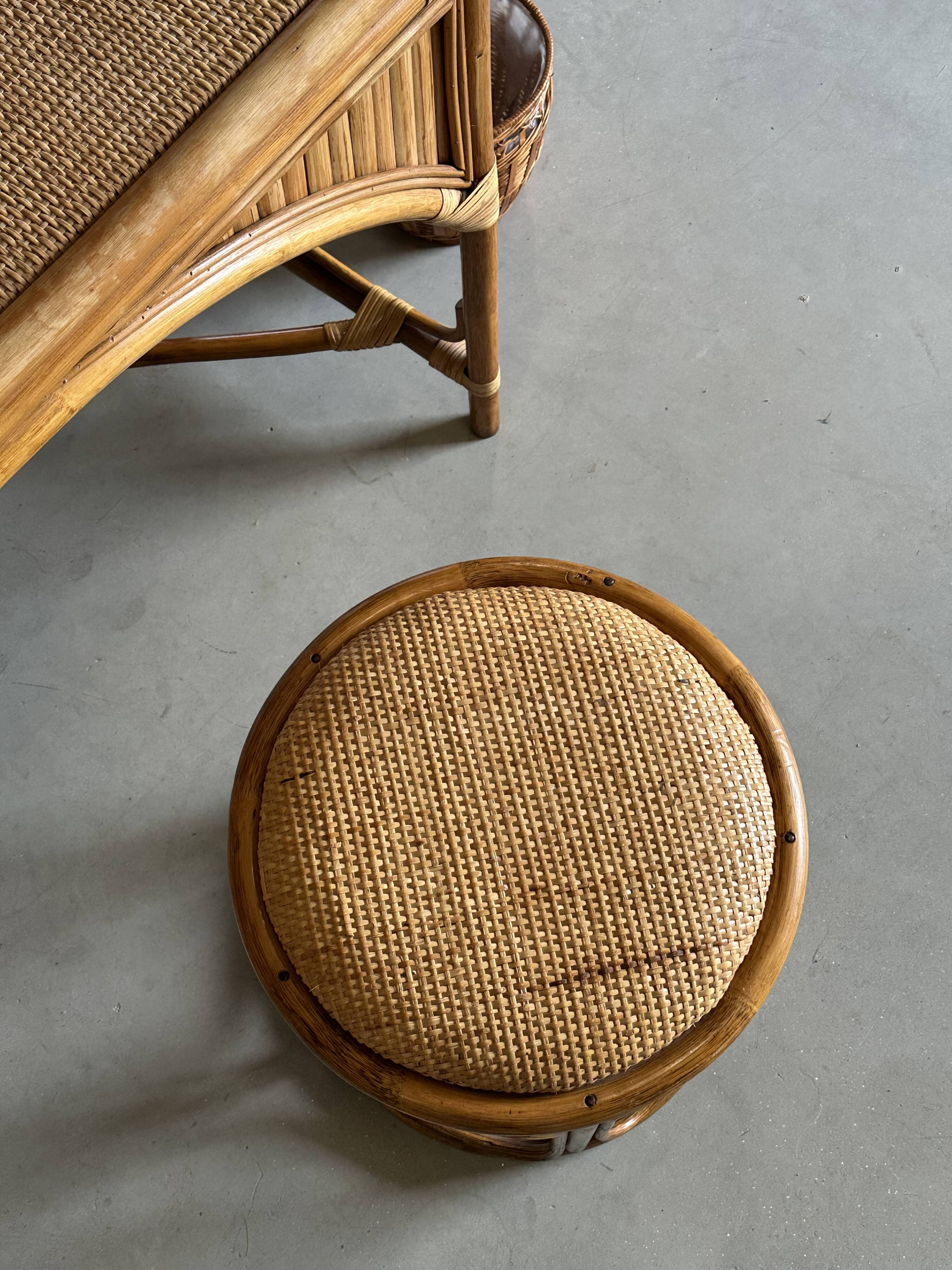 Coiffeuse vintage en rotin et ses accessoires