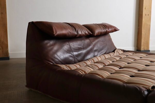 Le lit Bambole en cuir buffle par Mario Bellini pour B&B Italia, années 1970.