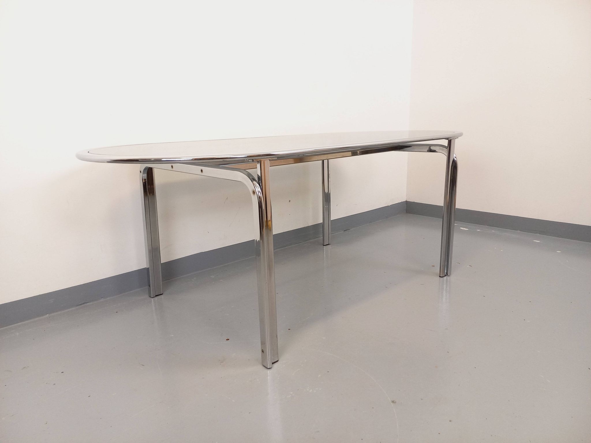 Vintage oval dining table in smoked glass and chrome metal, Space Age style.