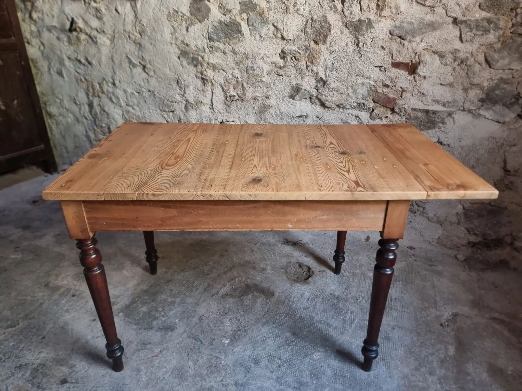 Table vintage française en pin avec rallonge latérale vers 1930, table de cuisine ou bureau