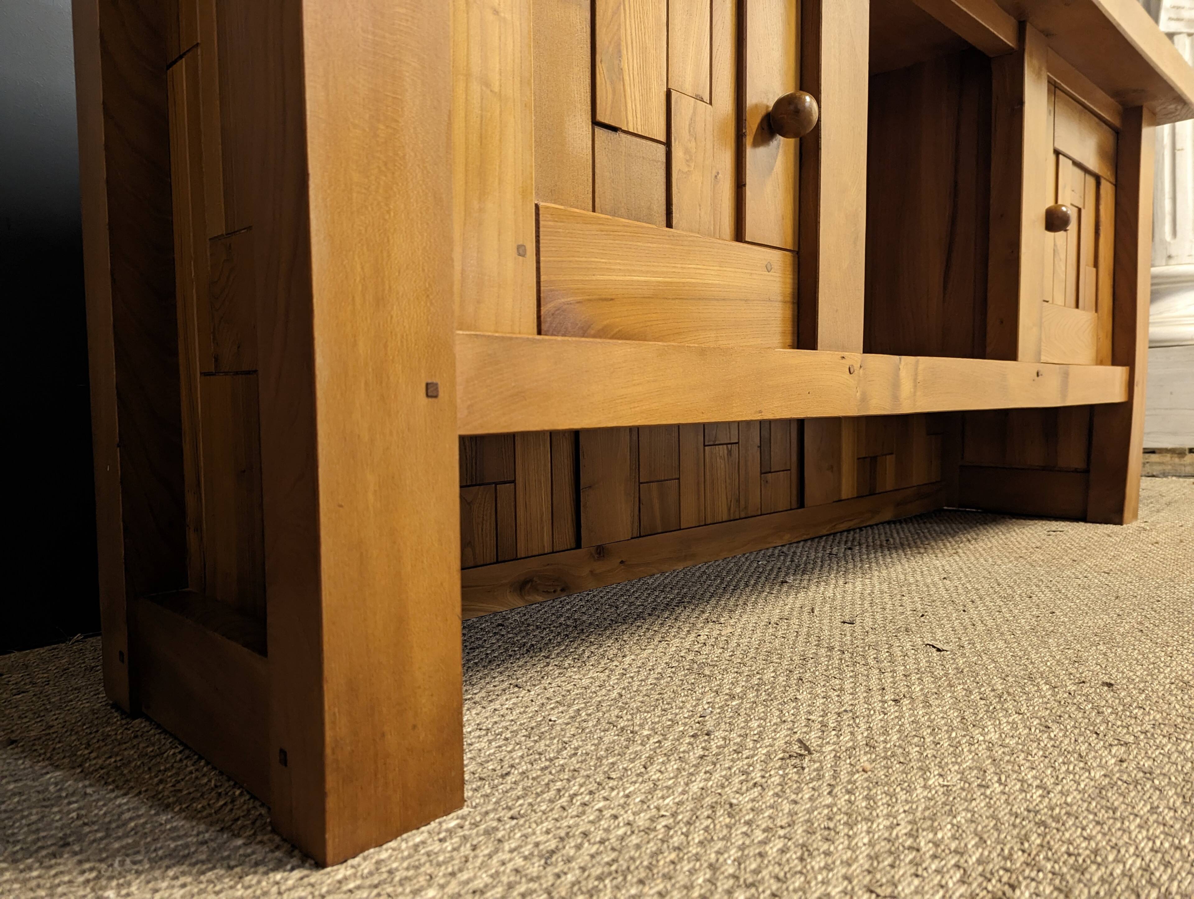 Buffet bas brutaliste en orme massif