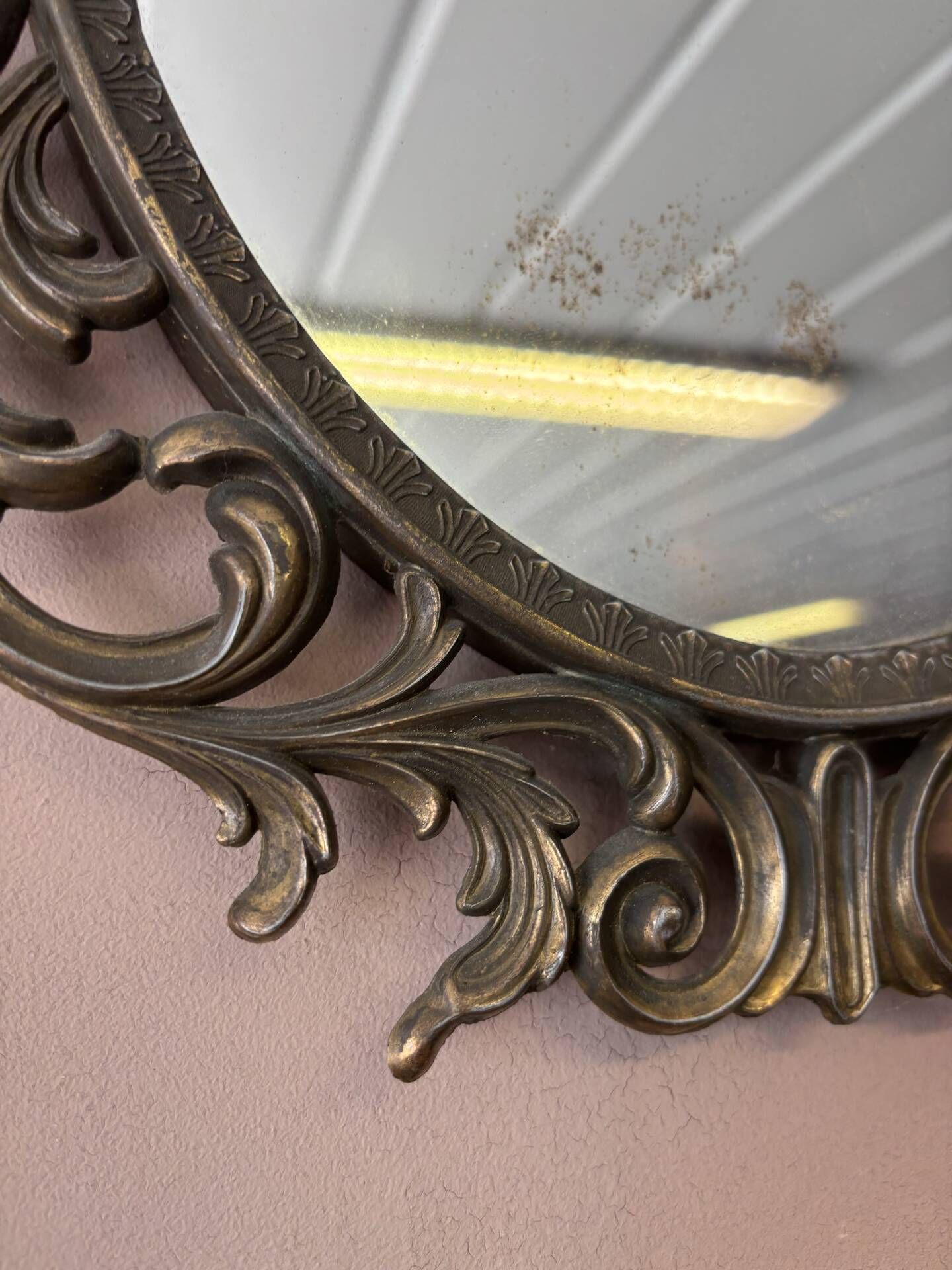 Miroir en bronze à volutes style rocaille