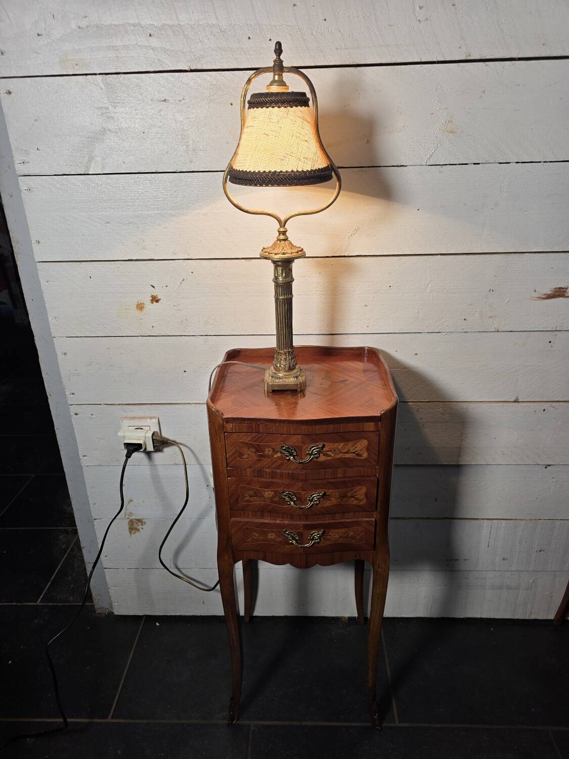 Empire-style table lamp in gilded bronze from the 19th century.