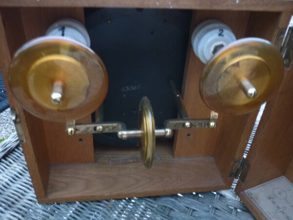 Caisse instrument ancienne kV 0-25 / R33 porcelaine-isolateurs