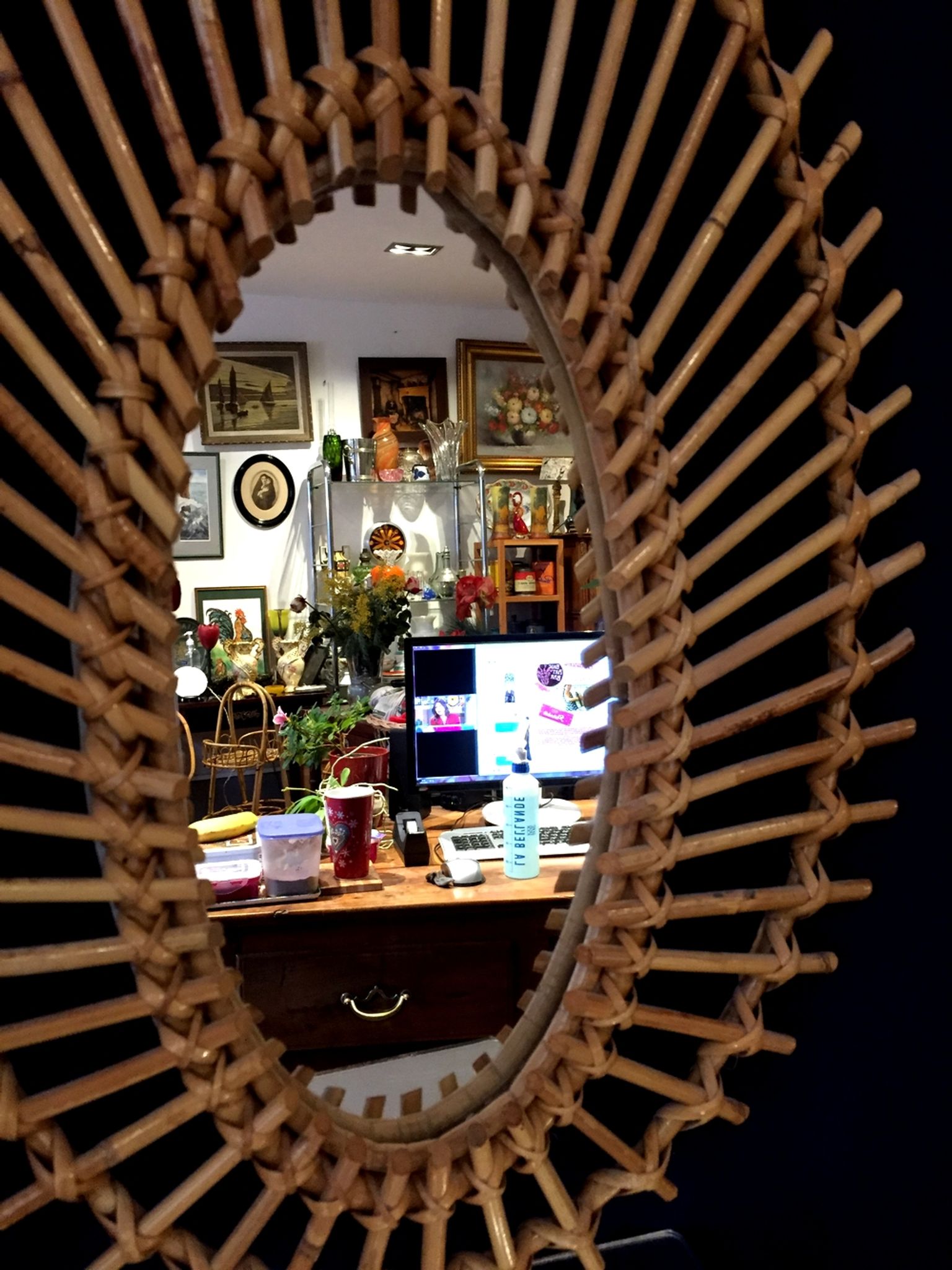 Oval shaped sun mirror in vintage rattan 1960/1970