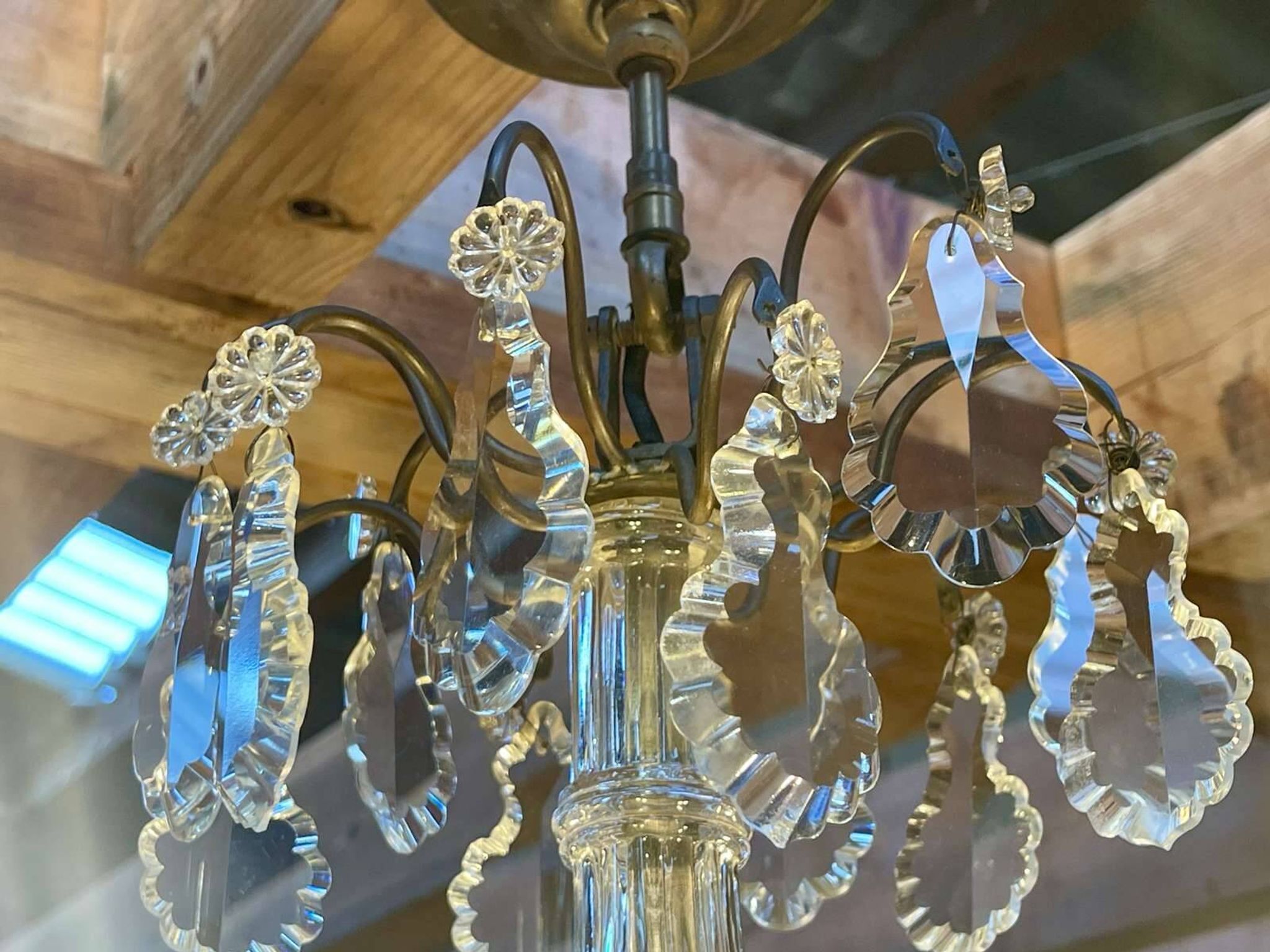 Bronze and cut crystal chandelier with 6 lights, early 20th century work.