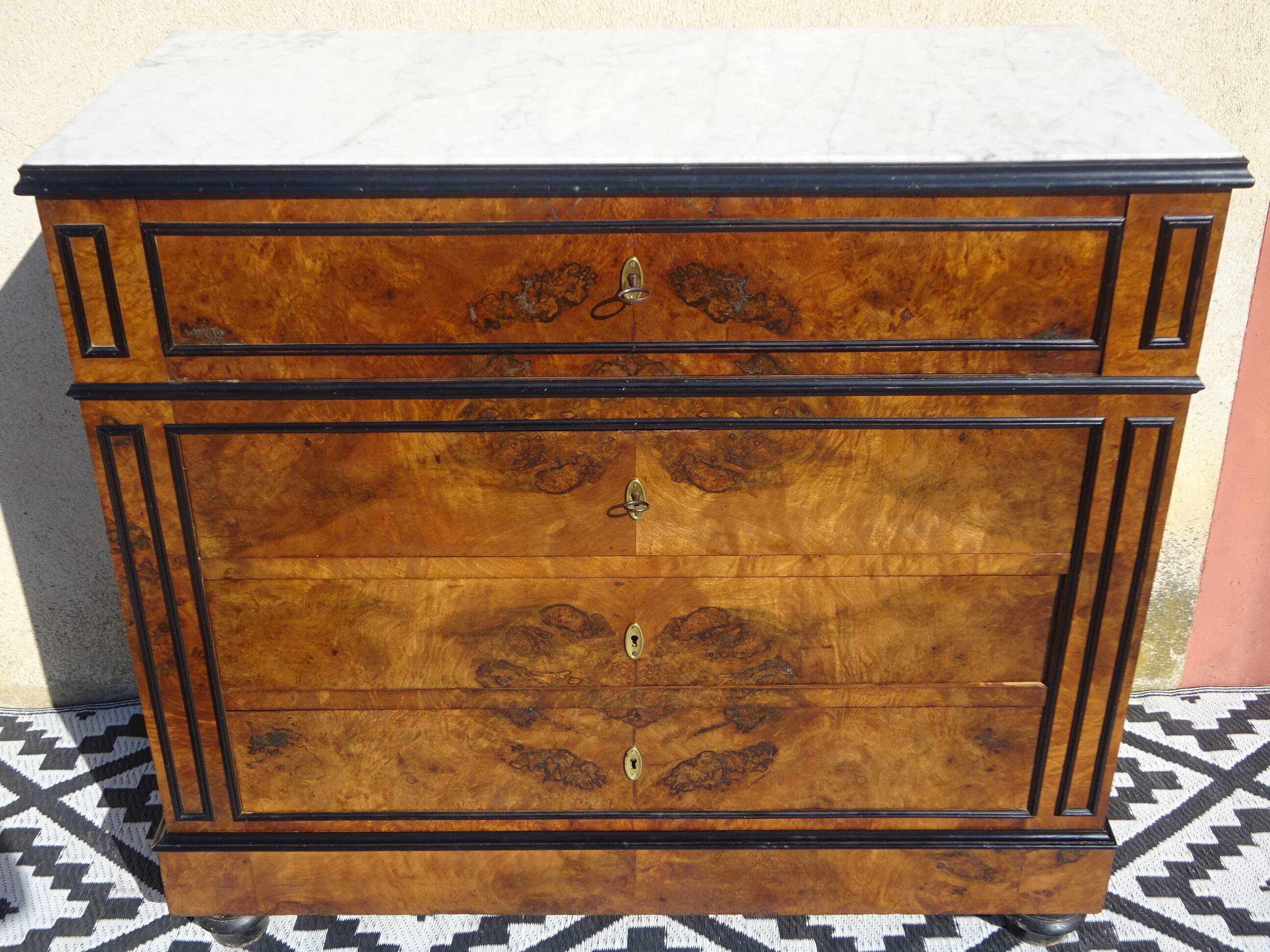 Napoleon III chest of drawers in walnut and burl walnut