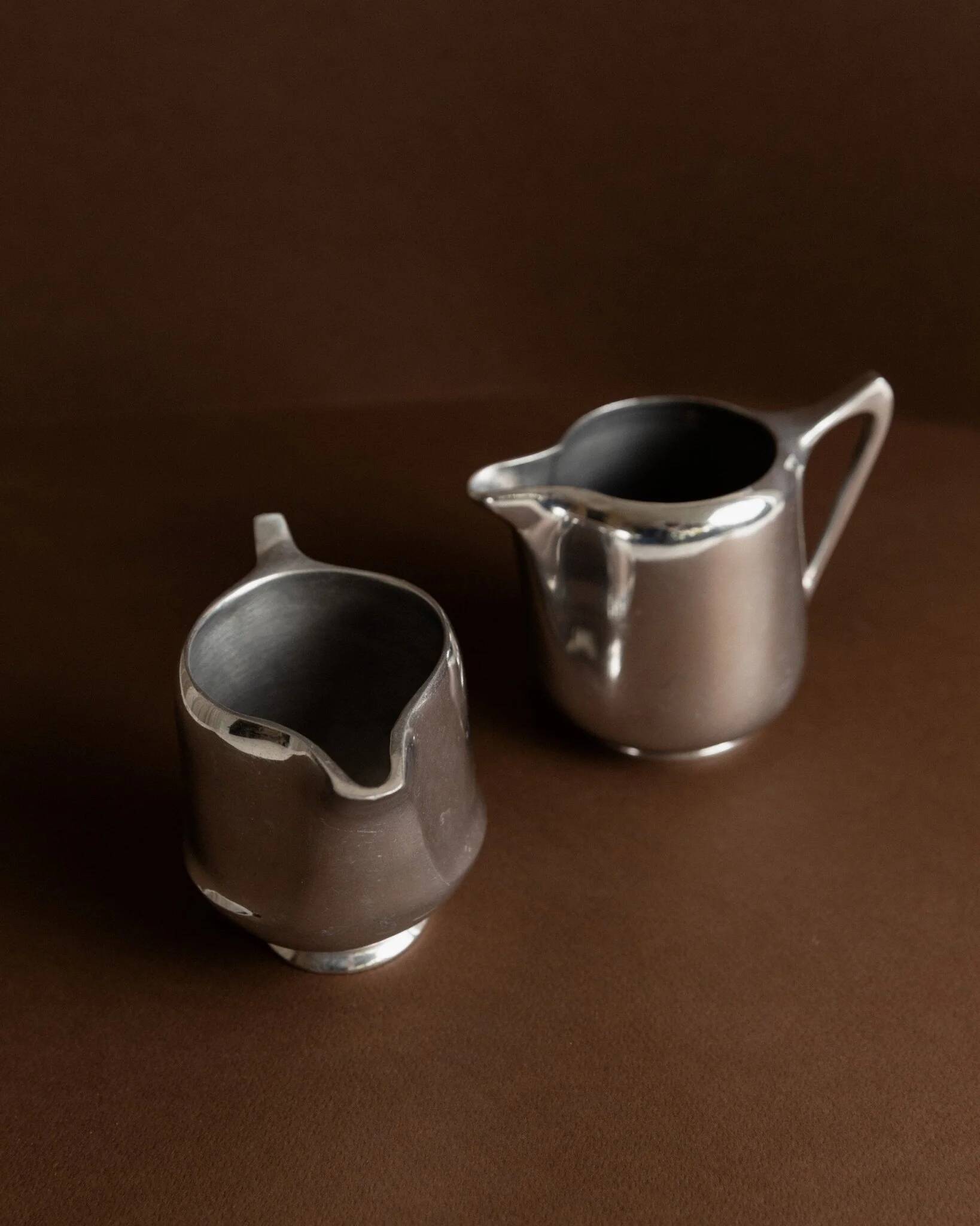 Two argent aluminium Art Nouveau sauce boats by Newmaid Picquot Ware, England 1950s - set of 2