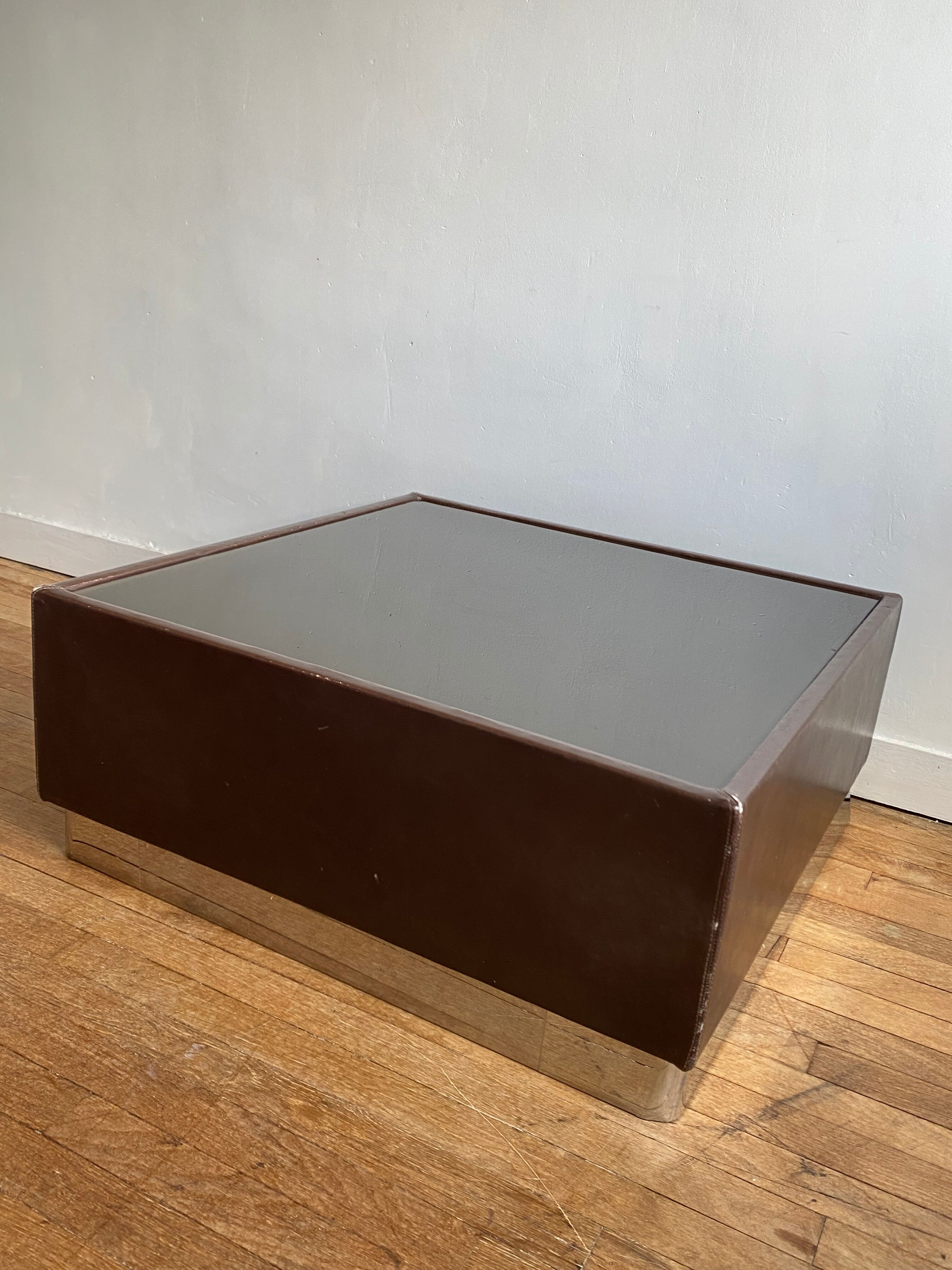 Table basse cuir chocolat vintage 1970