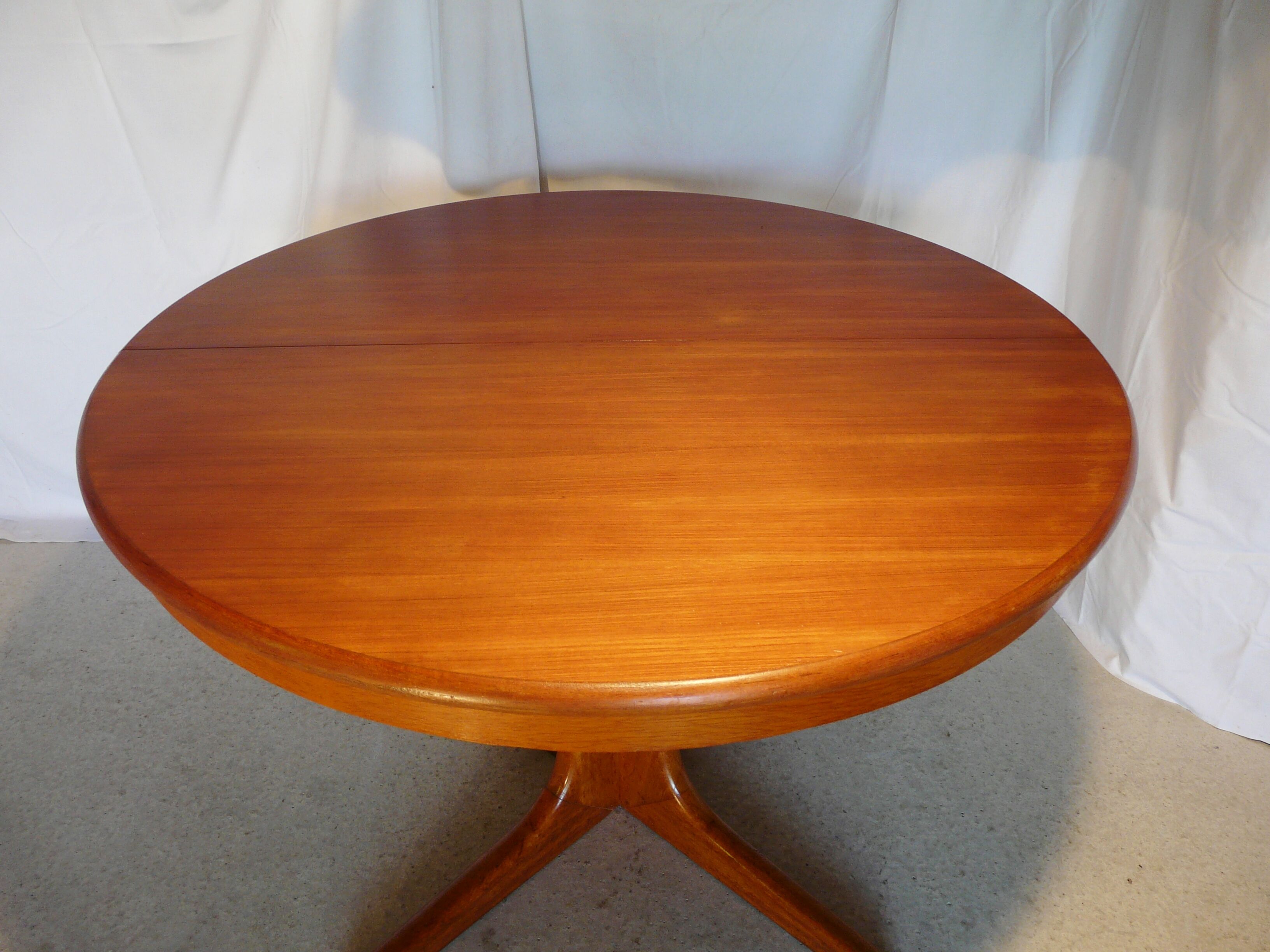 Expandable round table with two Baumann extension cords