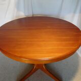 Expandable round table with two Baumann extension cords