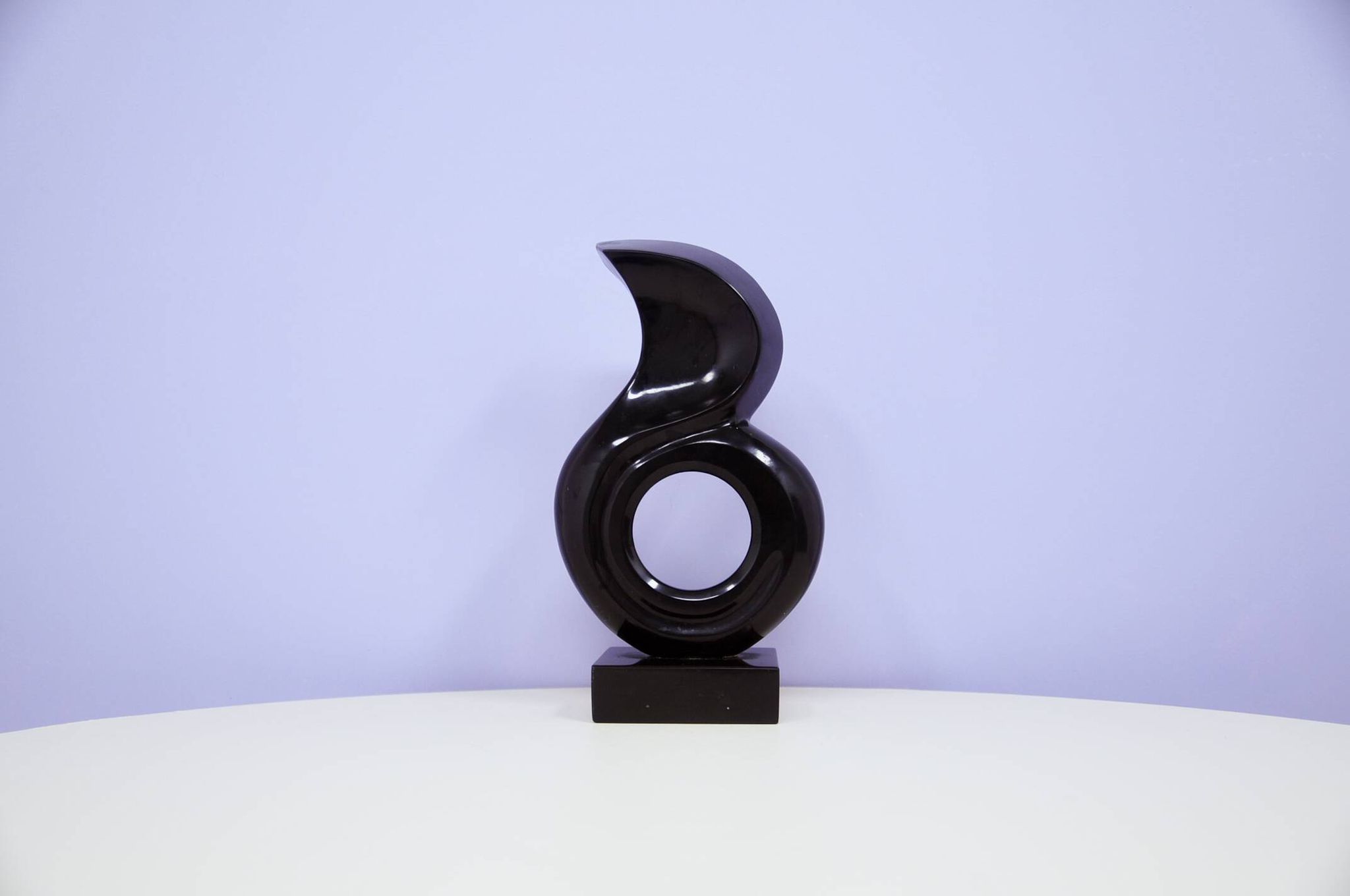 statue vintage en granit noir de Leonardo Nierman