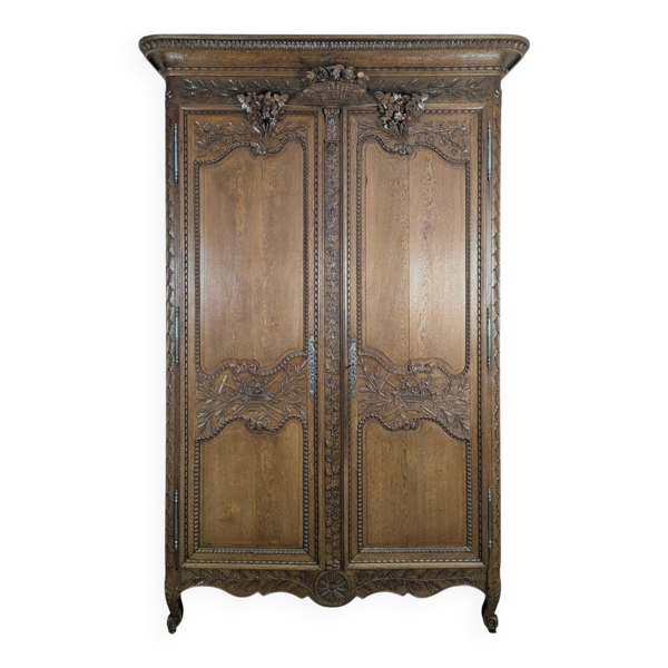 Armoire normande en chêne sculpté au panier fleuri XIXe