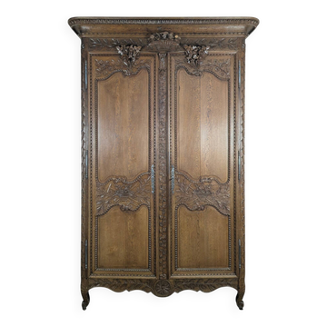Armoire normande en chêne sculpté au panier fleuri XIXe