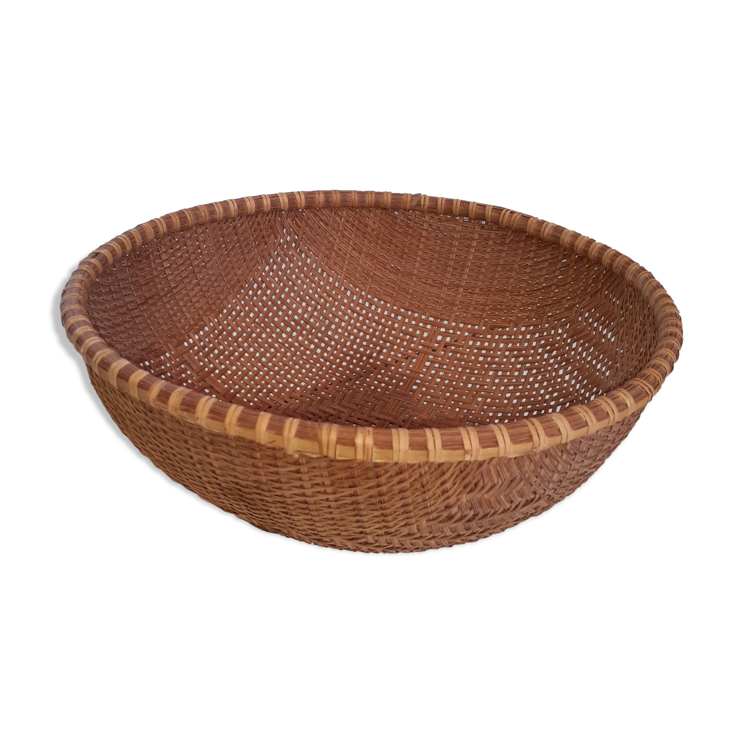 Wicker basket. Rounded.