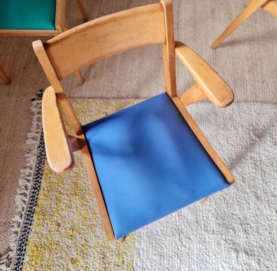 Serie de chaises accoudoirs années 50 assises colorées