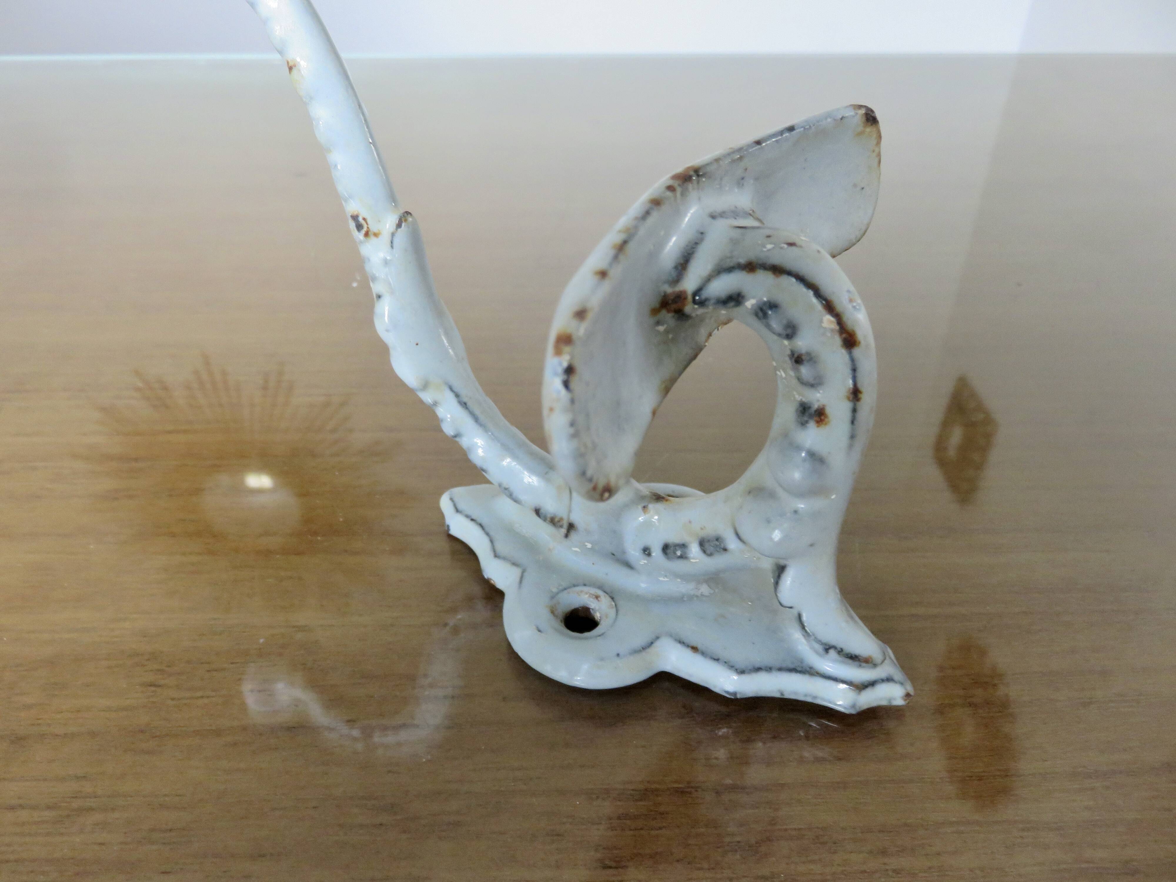 Paire de patères en fonte émaillée, 19ème