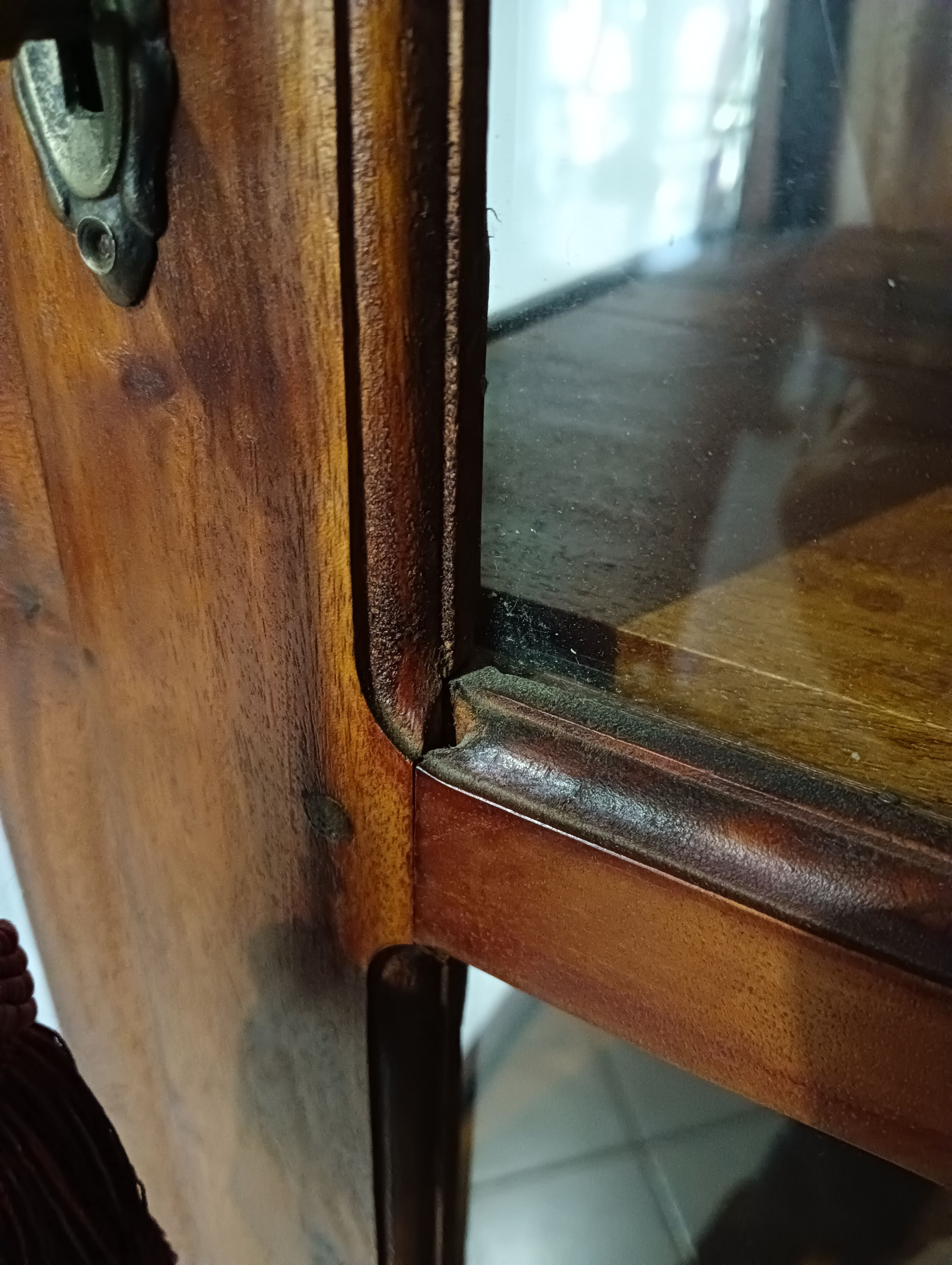 Mahogany column showcase, 1 glass door, 1 drawer, 5 wooden shelves