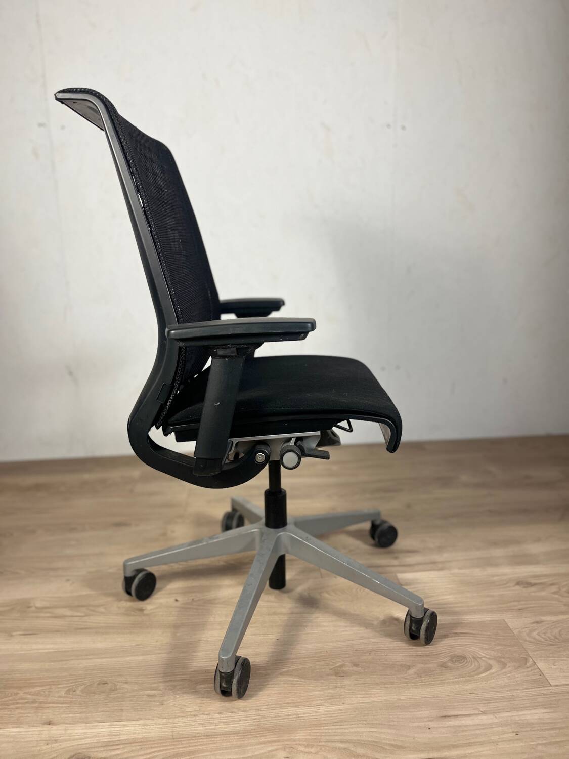 Steelcase v1 Think Ergonomic Chair - Black Grey