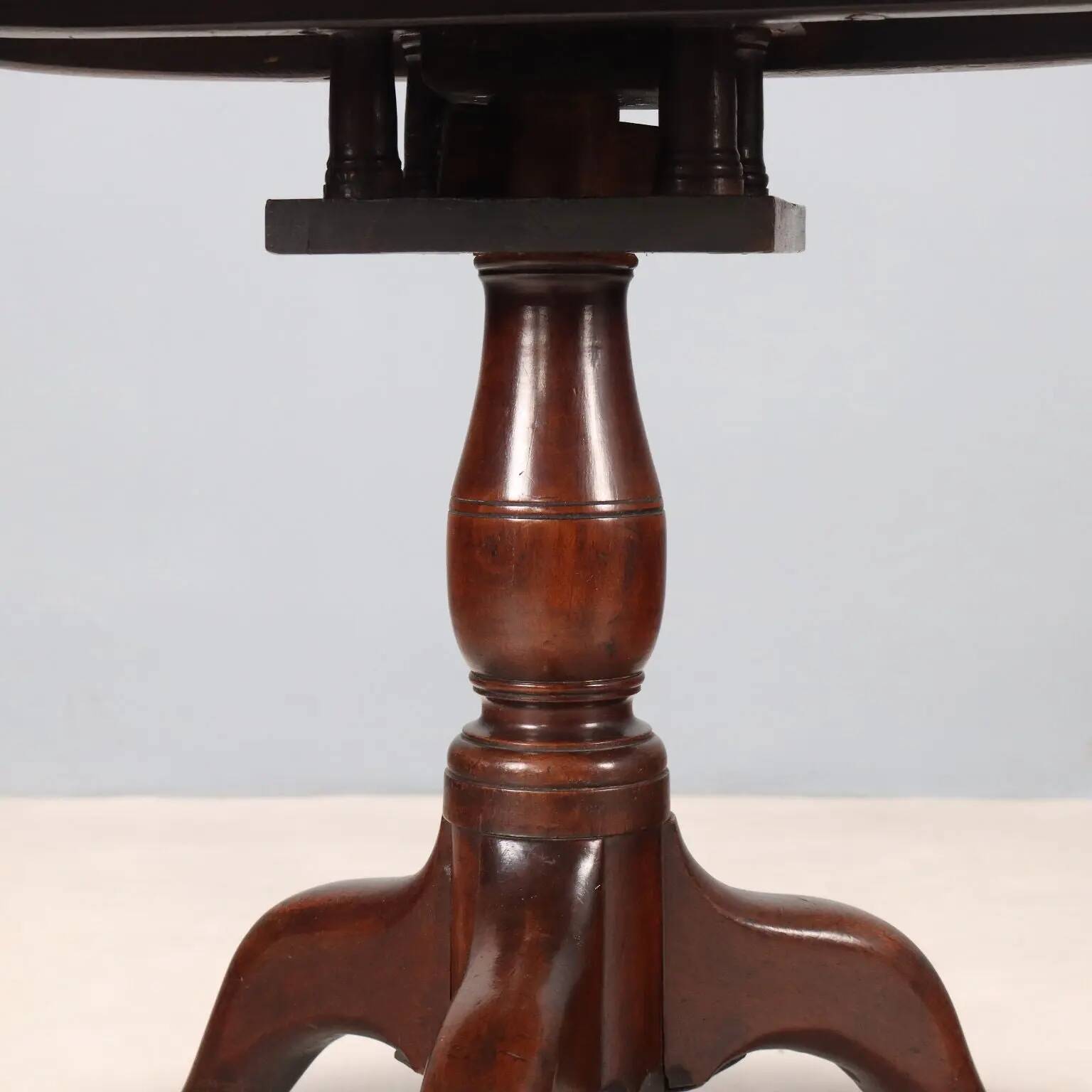 Petite table ancienne en noyer à plateau rond, Royaume-Uni, XIXe siècle
