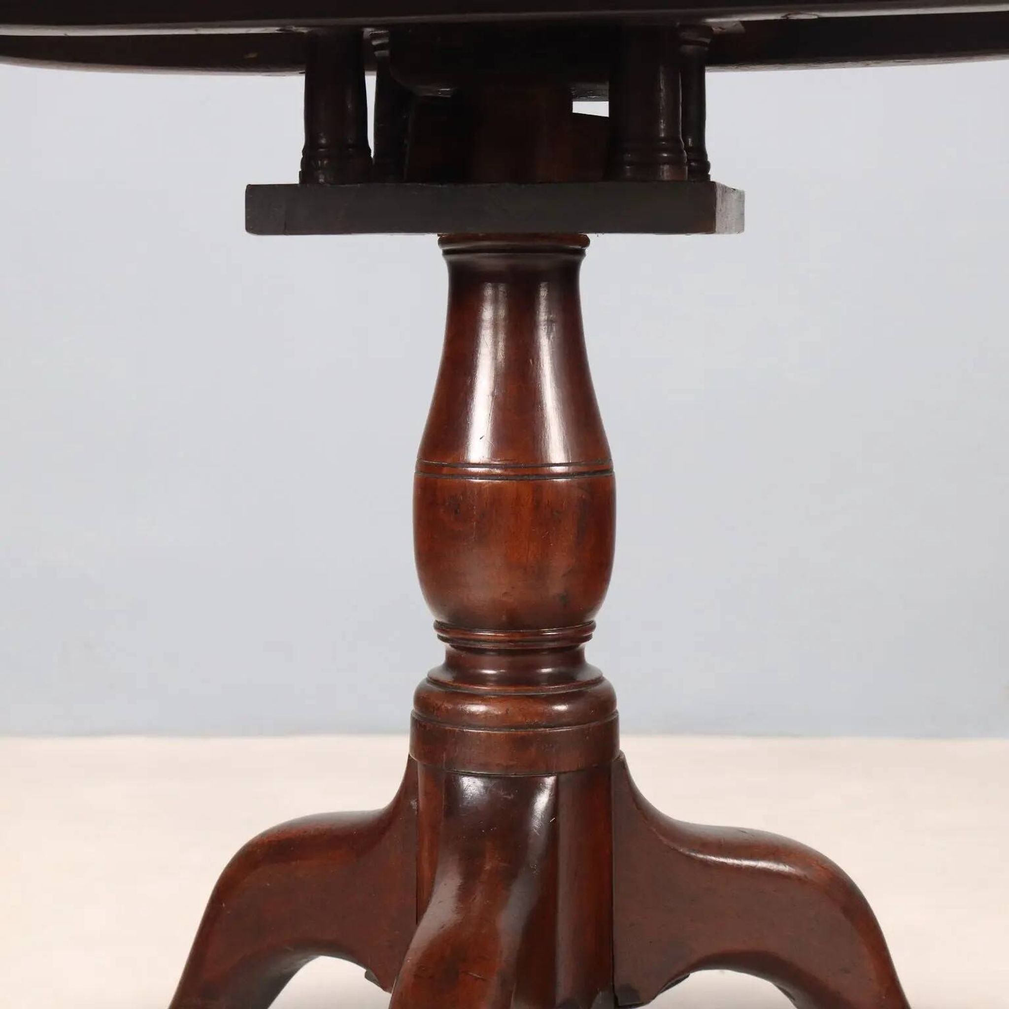 Small antique walnut table with a round top, United Kingdom, 19th century.