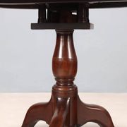 Small antique walnut table with a round top, United Kingdom, 19th century.