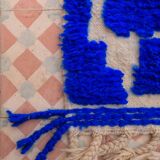 Tapis marocain berbère de couloir bleu Klein à reliefs