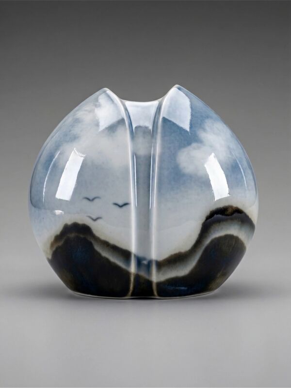 Vase en porcelaine Virebent – décor paysage stylisé – design organique – fabriqué en France – 18 cm