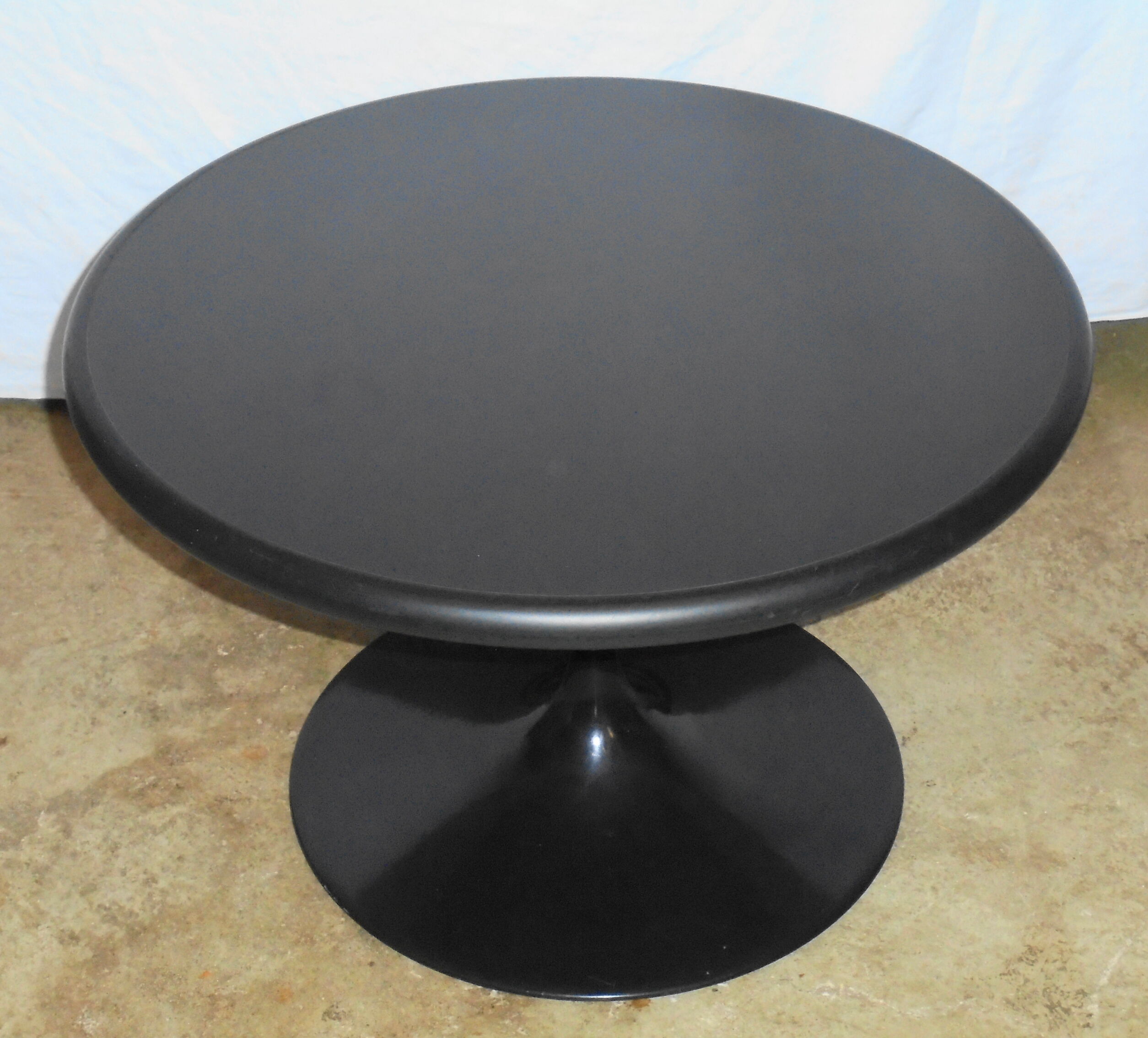 Coffee table round double-sided tray and tulip foot 70s