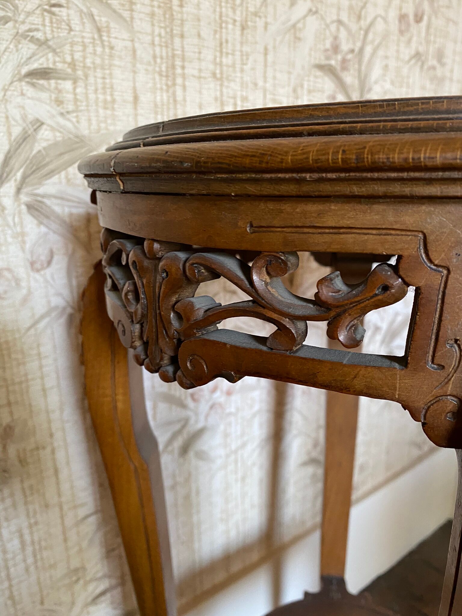Fifth wheel / Carved wooden plant door with double top - brown marble around 1900