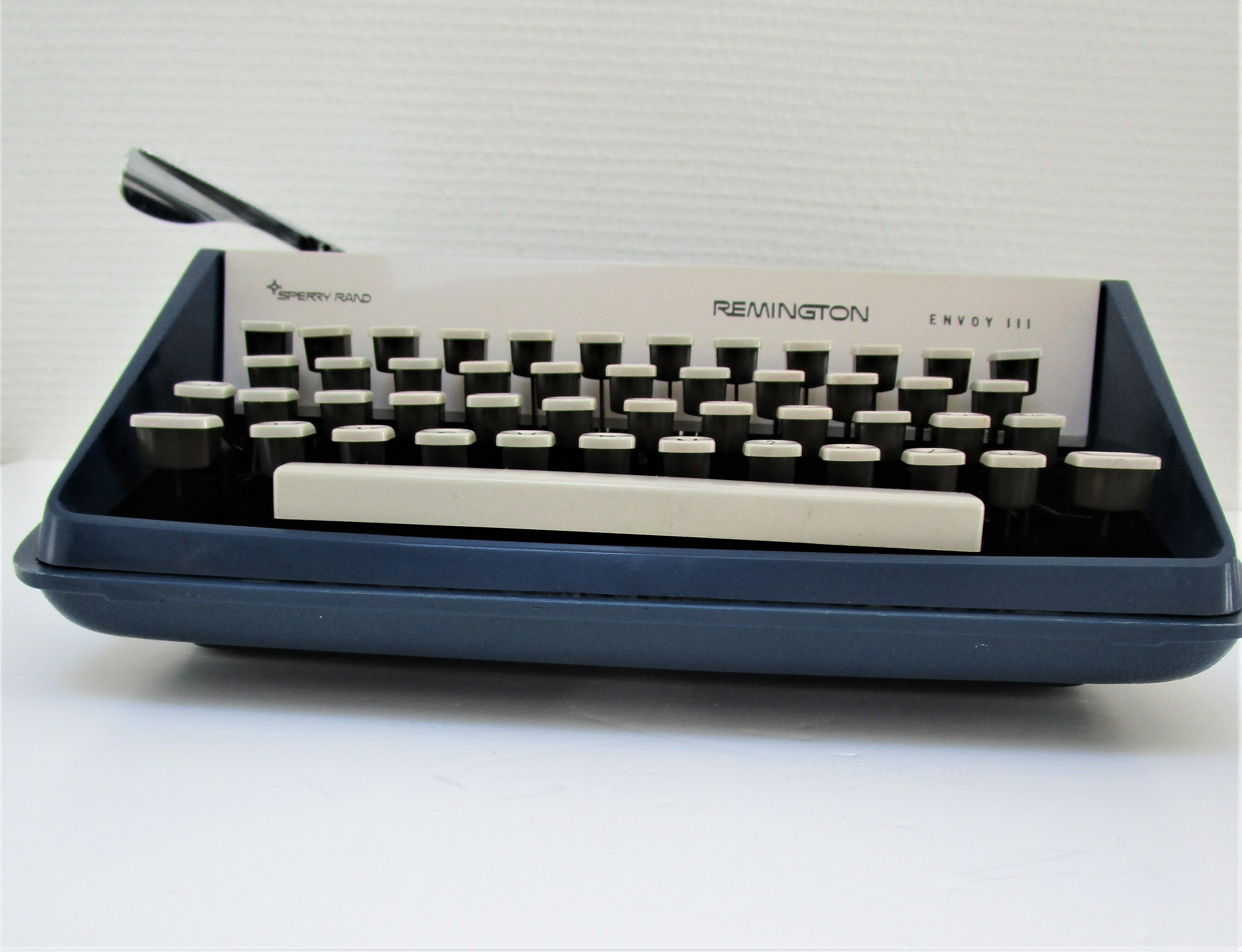 typewriter Remington Sperry rand Envoy III blue and white 70s