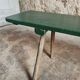 Banc ancien en pin avec pieds en châtaignier, finition peinte en vert, France vers 1900–1930