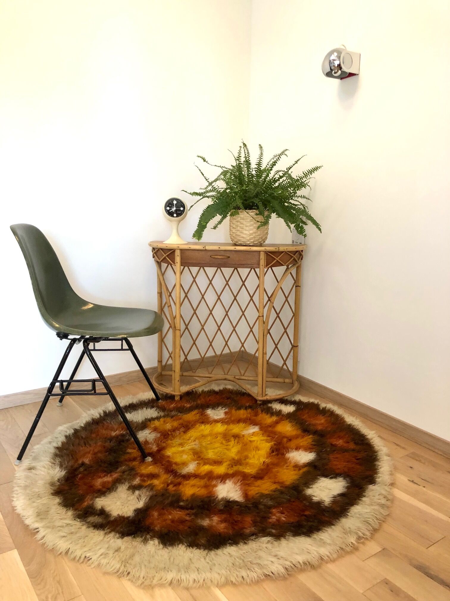 Vintage round carpet with long piles 70s