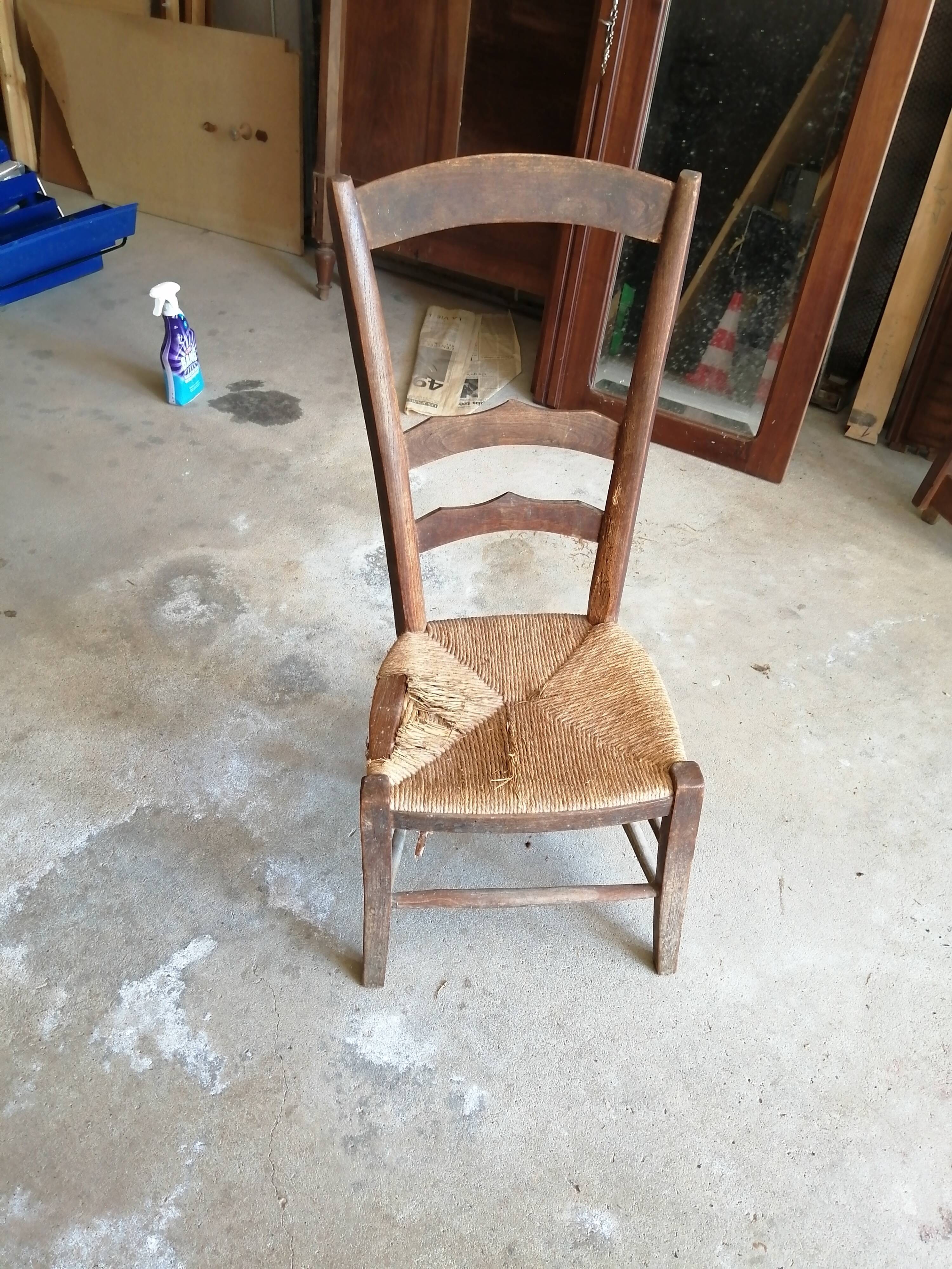 Low straw chair called "nurse"