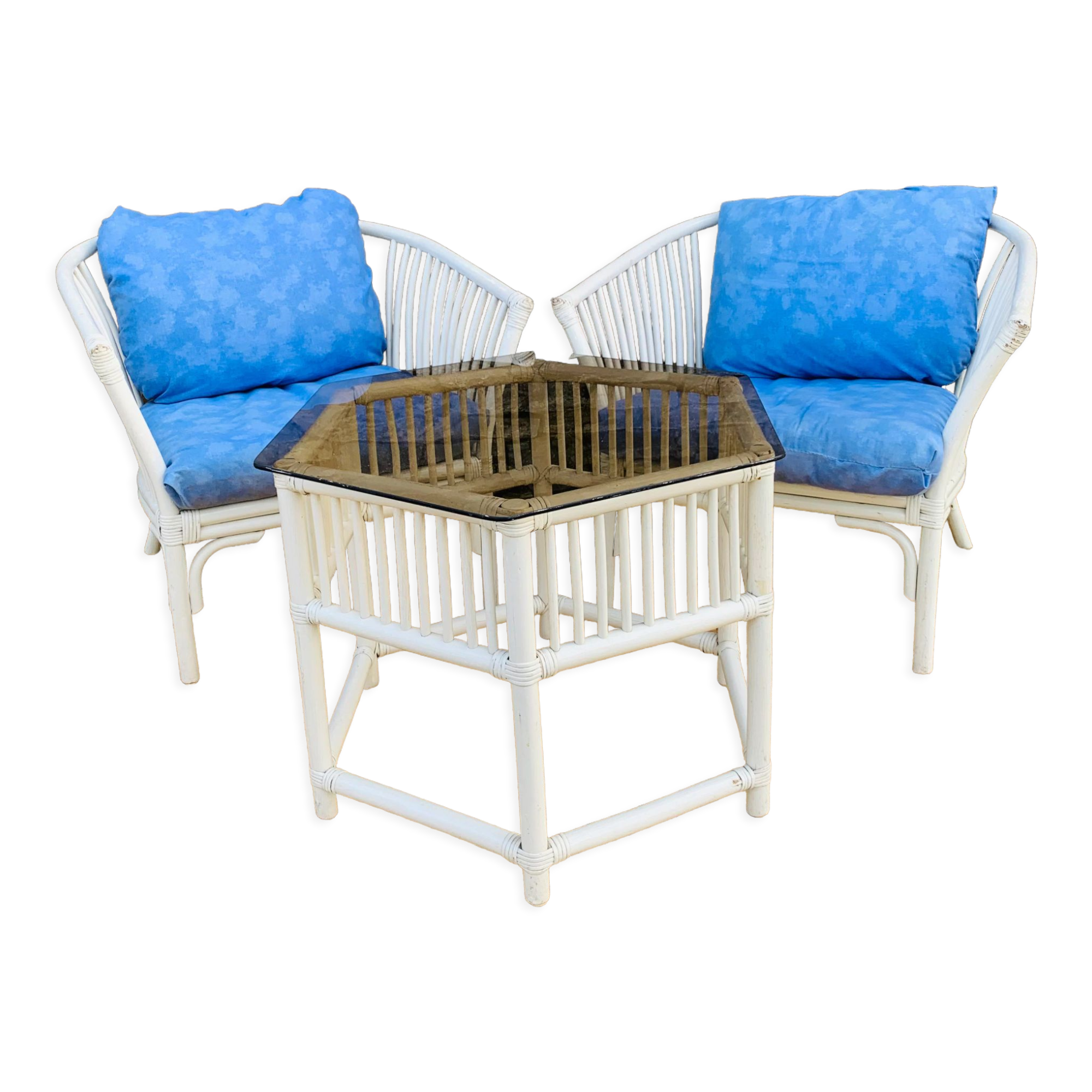 White rattan lounge