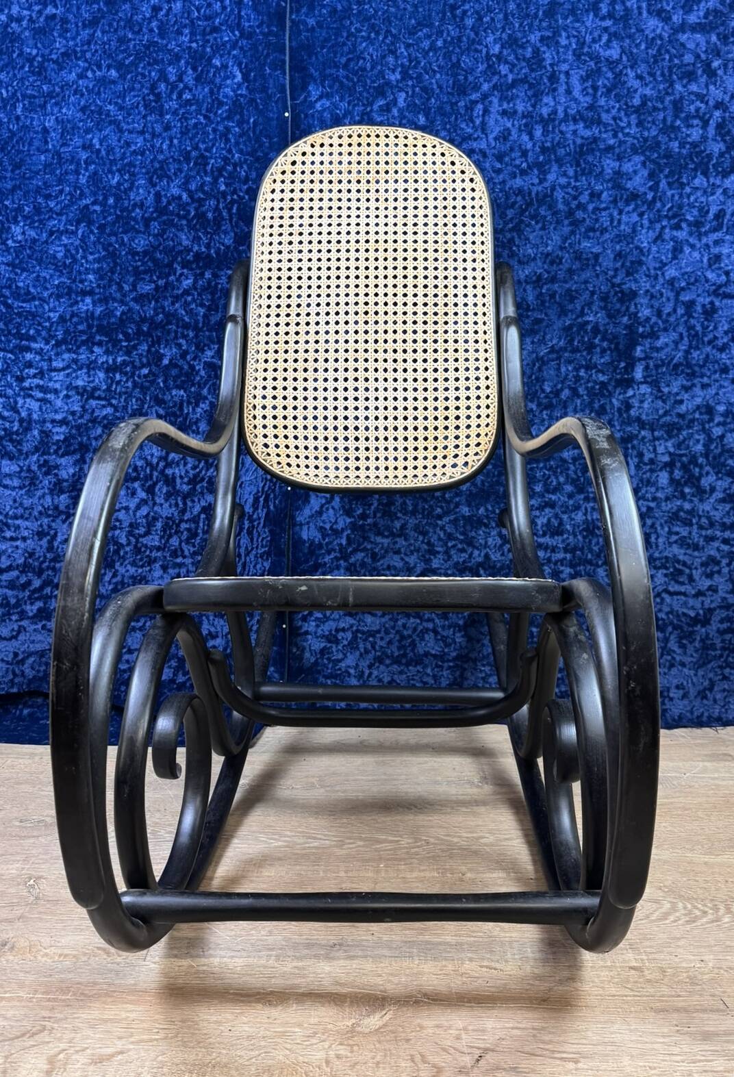 Beautiful rocking chair in the style of Thonet in blackened curved wood