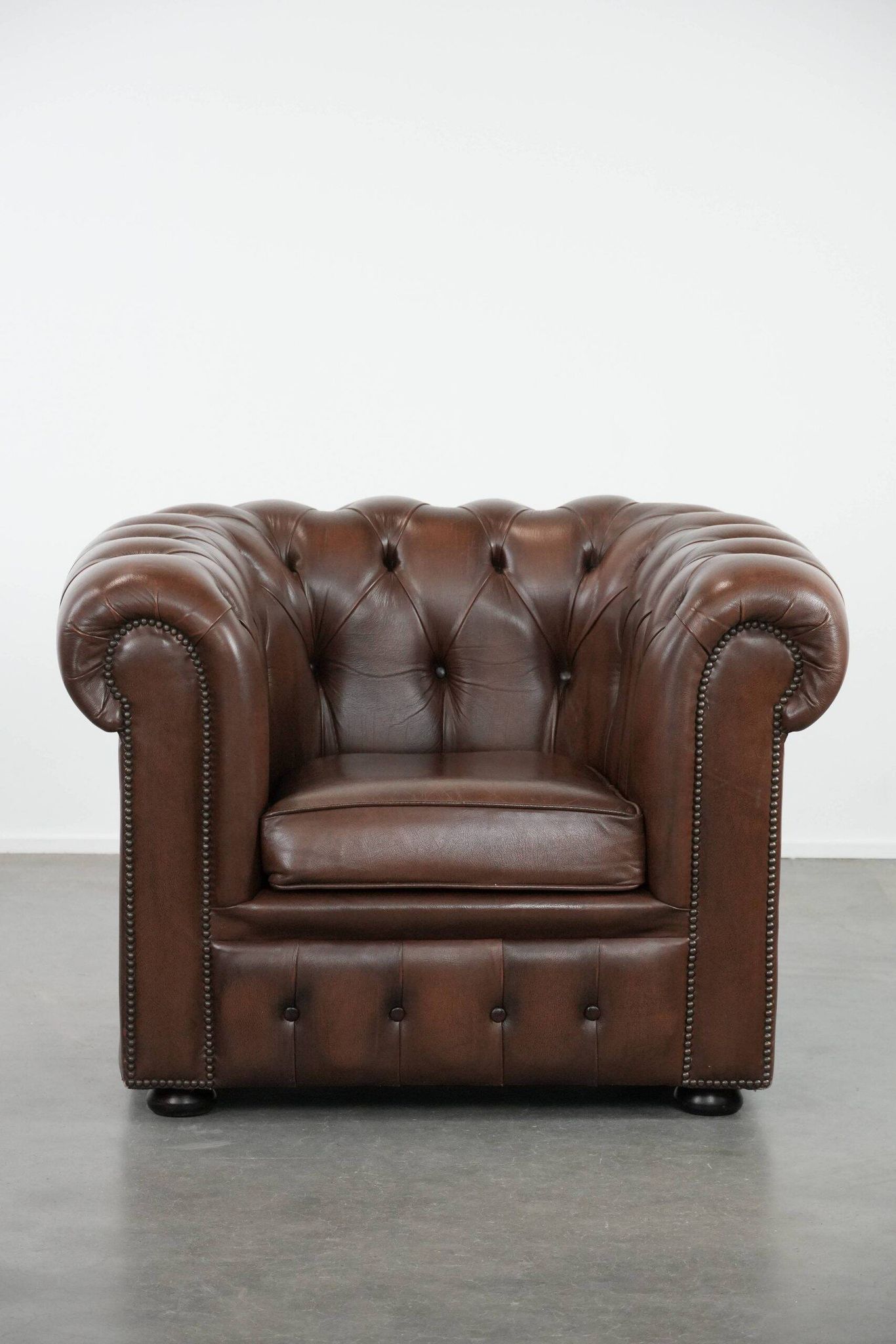Brown cowhide leather Chesterfield club armchair in English style