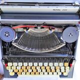 Portable typewriter with its Royal 240 brand box made japan