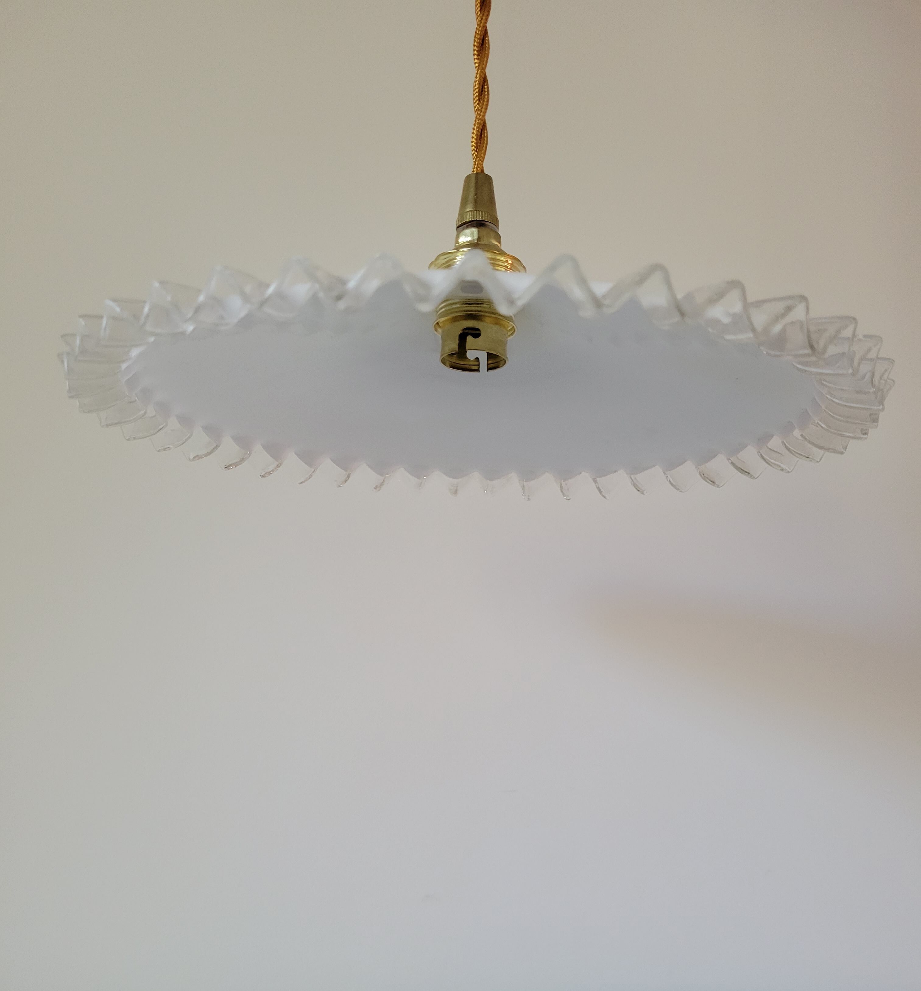 Toothed opaline suspension