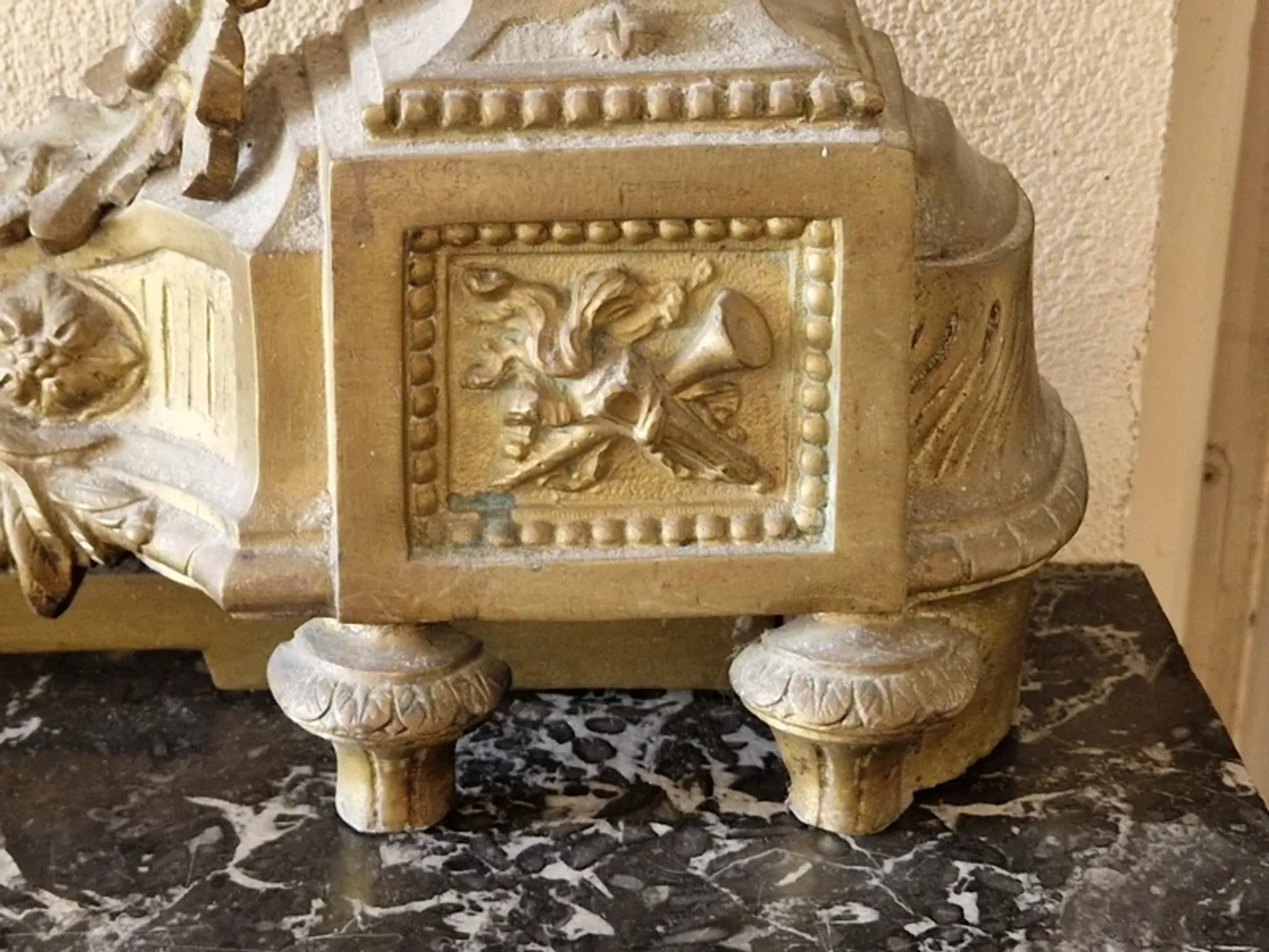 Devant de foyer, barre de cheminée, garde feu en bronze doré Louis XVI