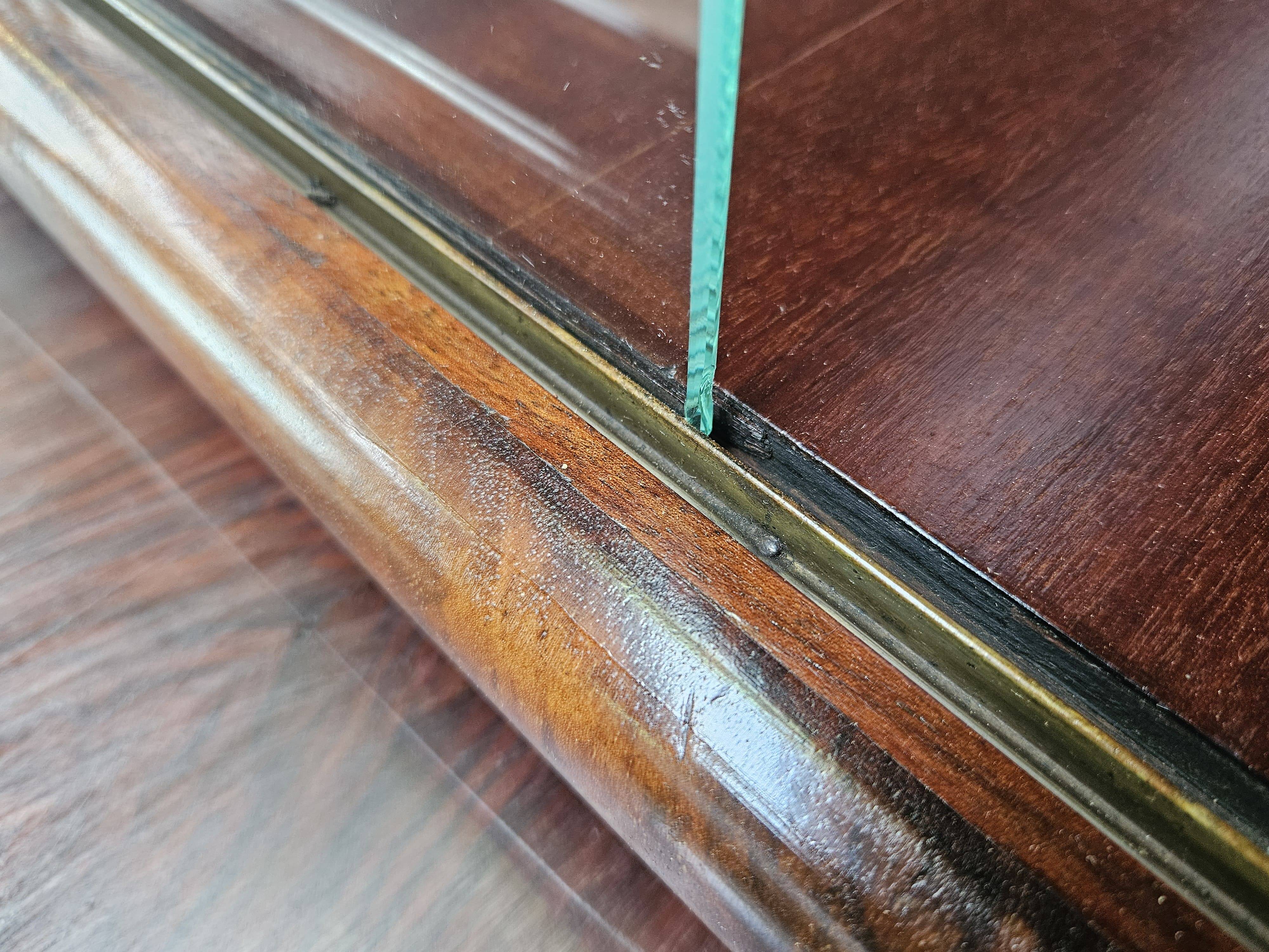 Vitrine Art Déco des années 1930 en noyer et racine de noyer