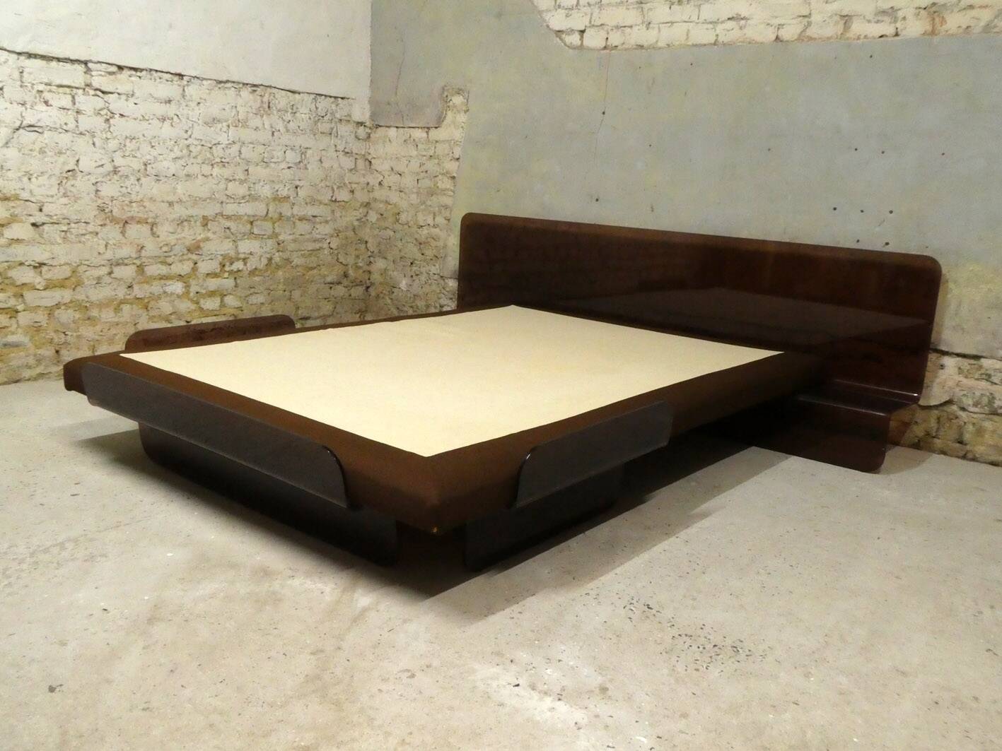 Plexiglass bed by Bernard Govin for Dunlopillo, 1970